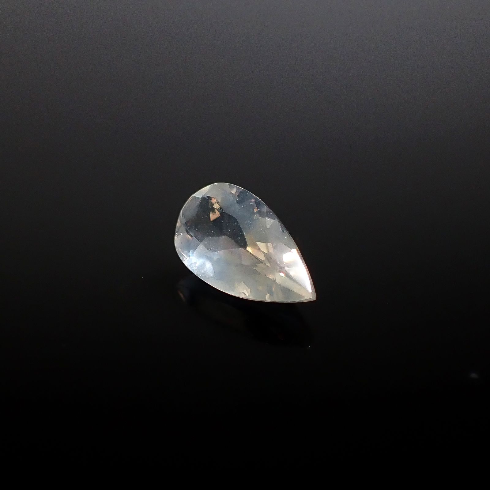 リューサイト 遊色効果あり イタリア産 0.83ct [250730645]9.4x5.1mm前後