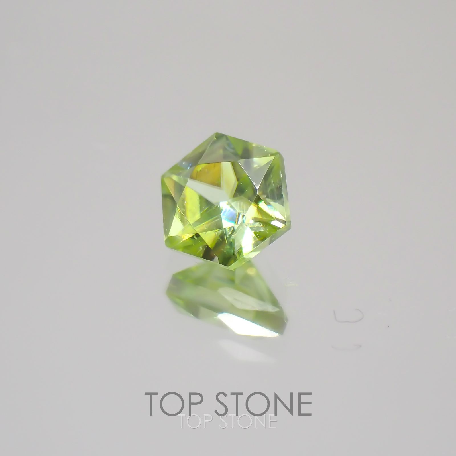 ◇ヘキサゴンカット◇スフェーン(宝石名スフェーン) マダガスカル産 0.35ct 識別済[21029417]4×4mm前後