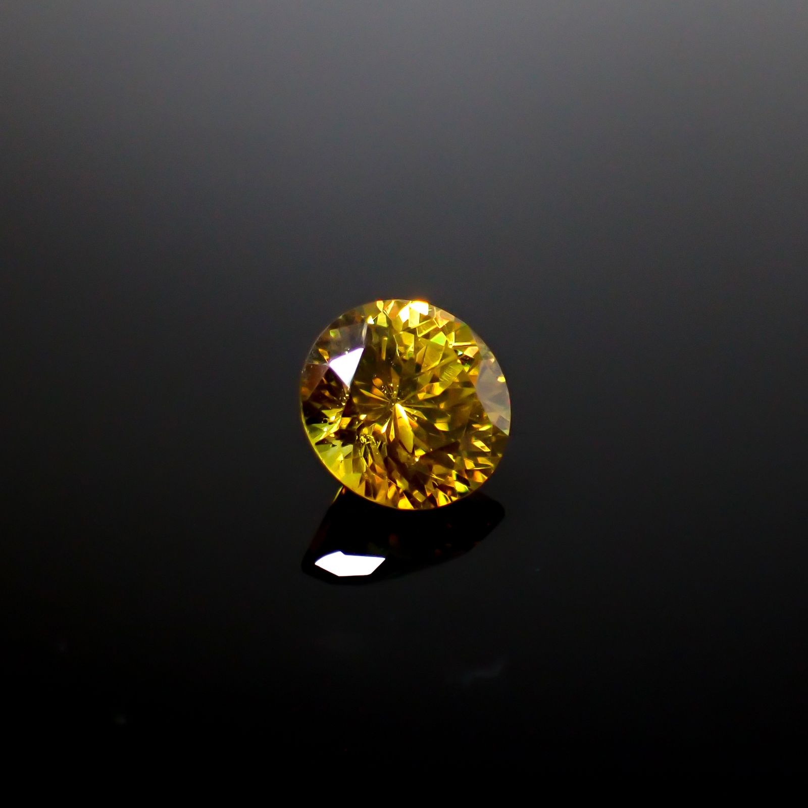 スファレライト スペイン産 2.51ct [250330097]8.1x8mm前後