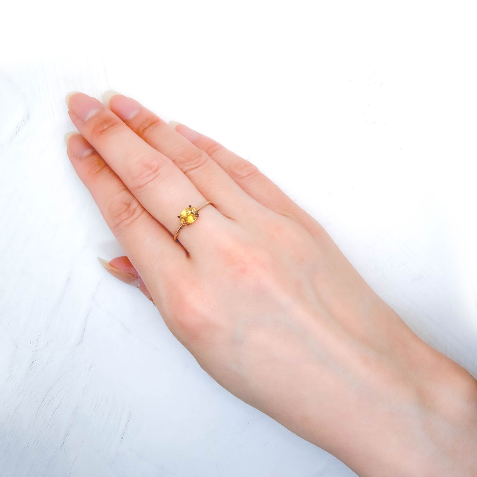ゴールデンスフェーン マダガスカル産 0.75ct / 6.7x5mm前後 [260632354]