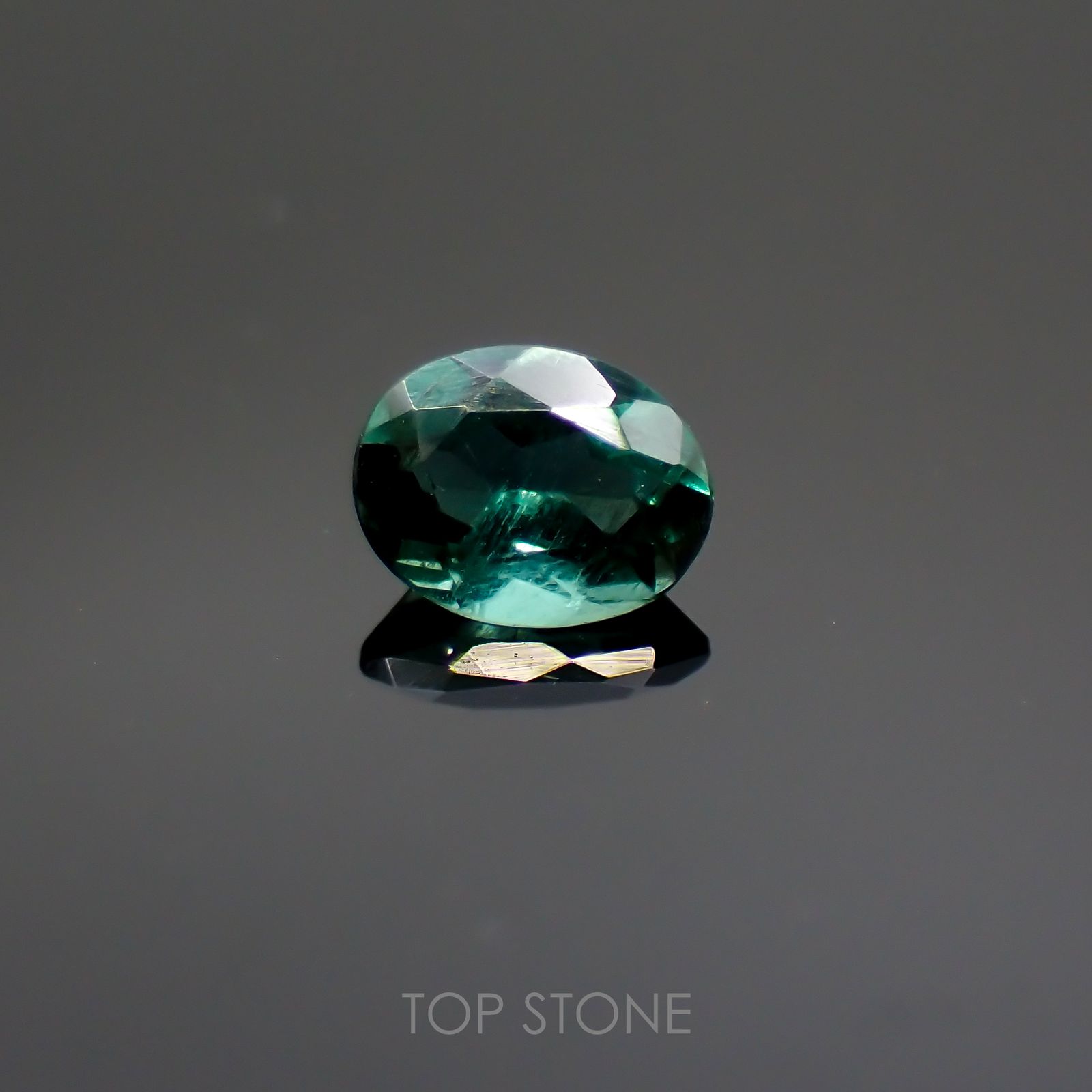 グリーンアパタイト(ノーブルモロキサイト)(宝石名アパタイト) マダガスカル産 0.27ct 識別済[211013530]4.7×3.7mm前後