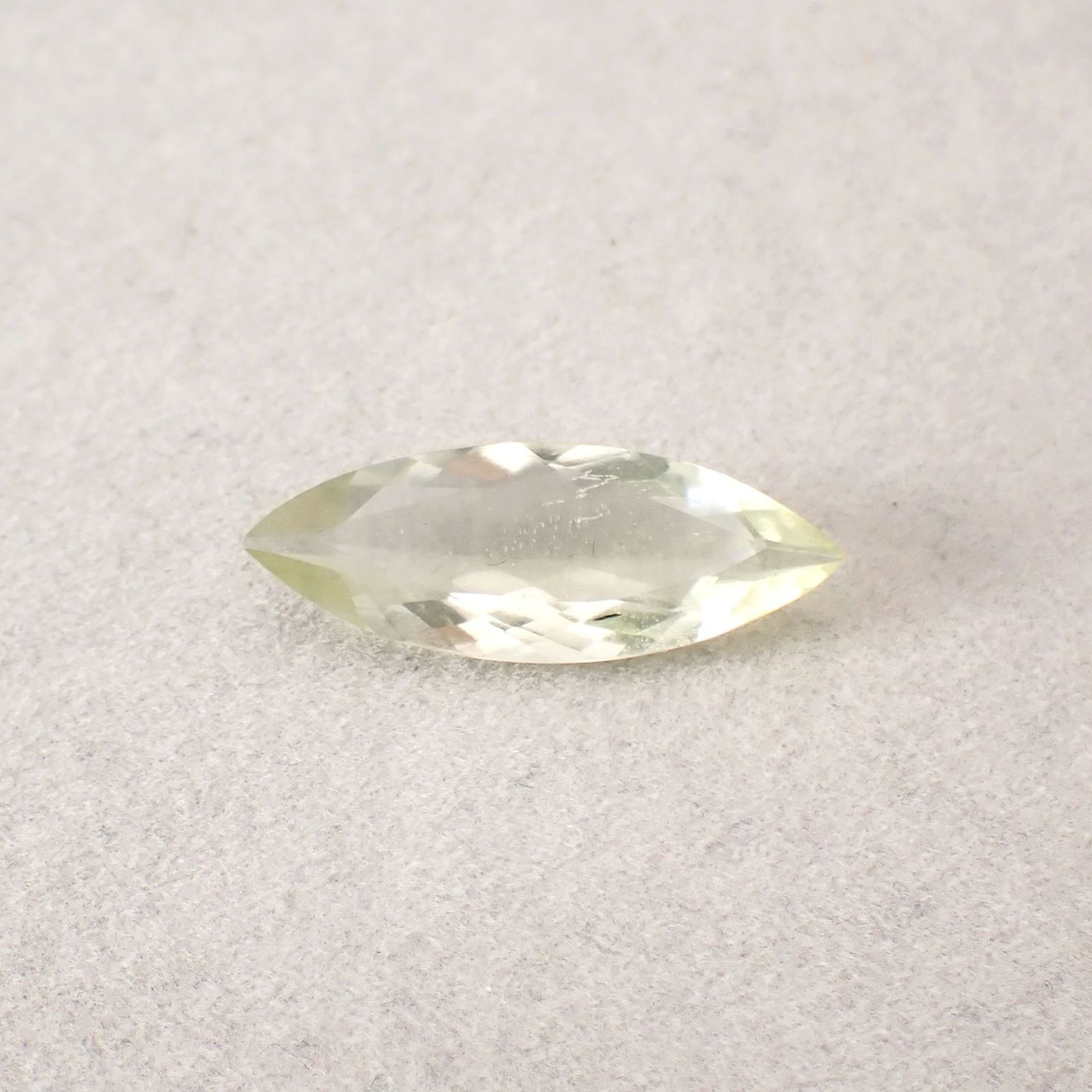リビアングラス 発見地：エジプト・リビア砂漠 7.72ct / 27.8x10.4mm前後 [251131306]