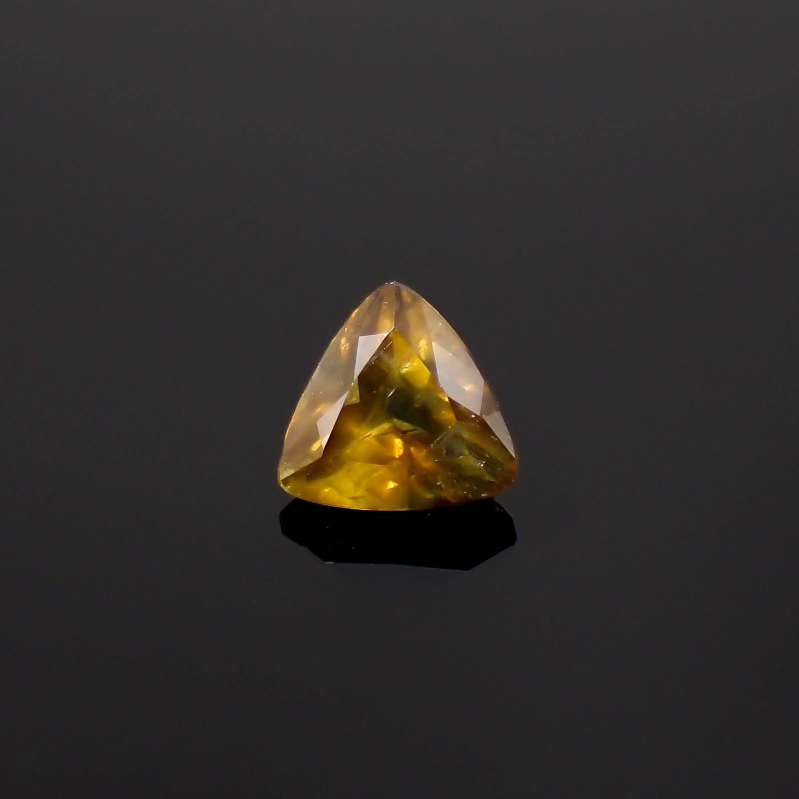 ゴールドシーンサファイア 非加熱(宝石名シーン・サファイア)ケニア産 0.57ct 識別済[231023910]5.1x5mm前後