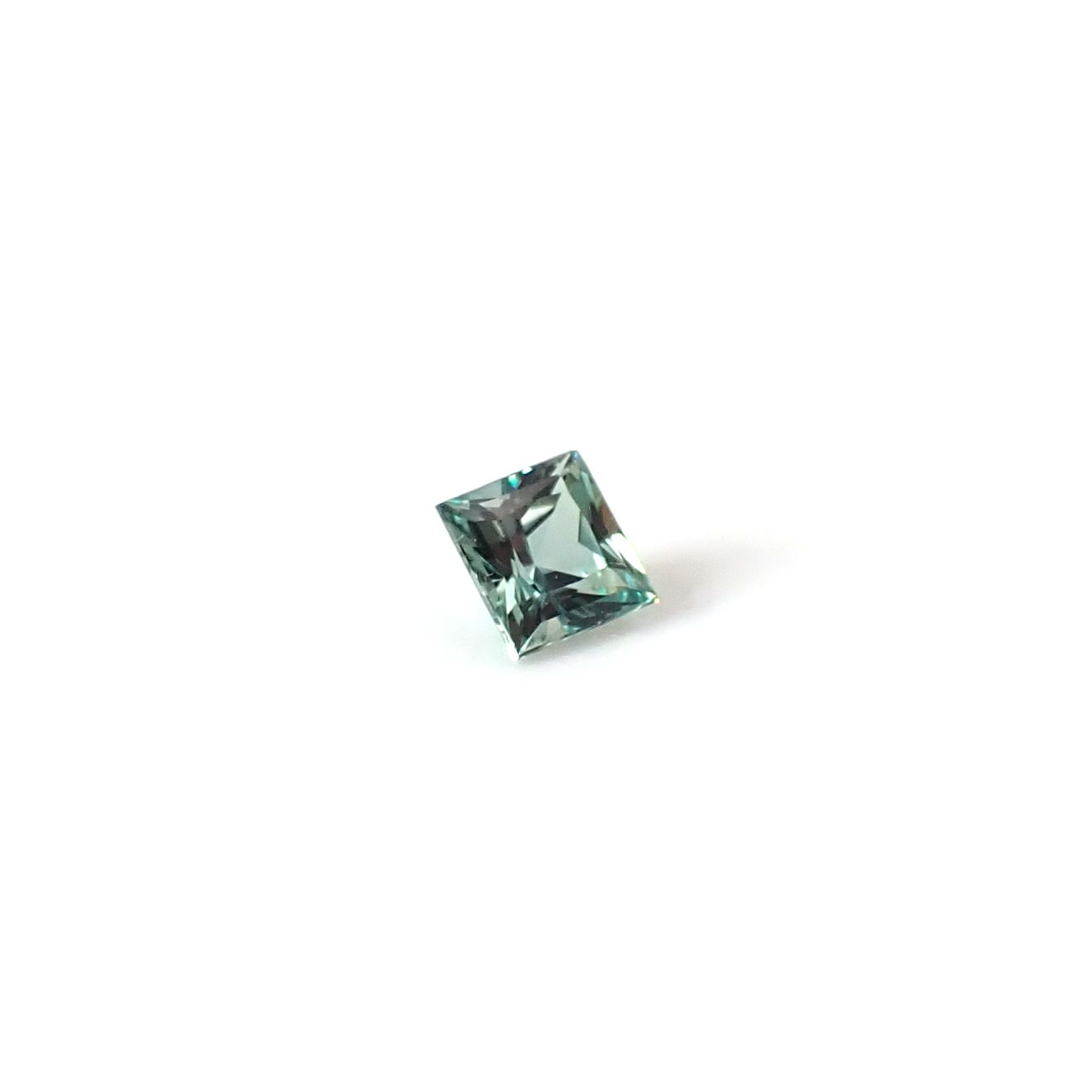 ◇プリンセスカット◇アレキサンドライト ブラジル産 EmeraldMains社製 0.084ct / 2.3x2.3mm前後 [260131575]