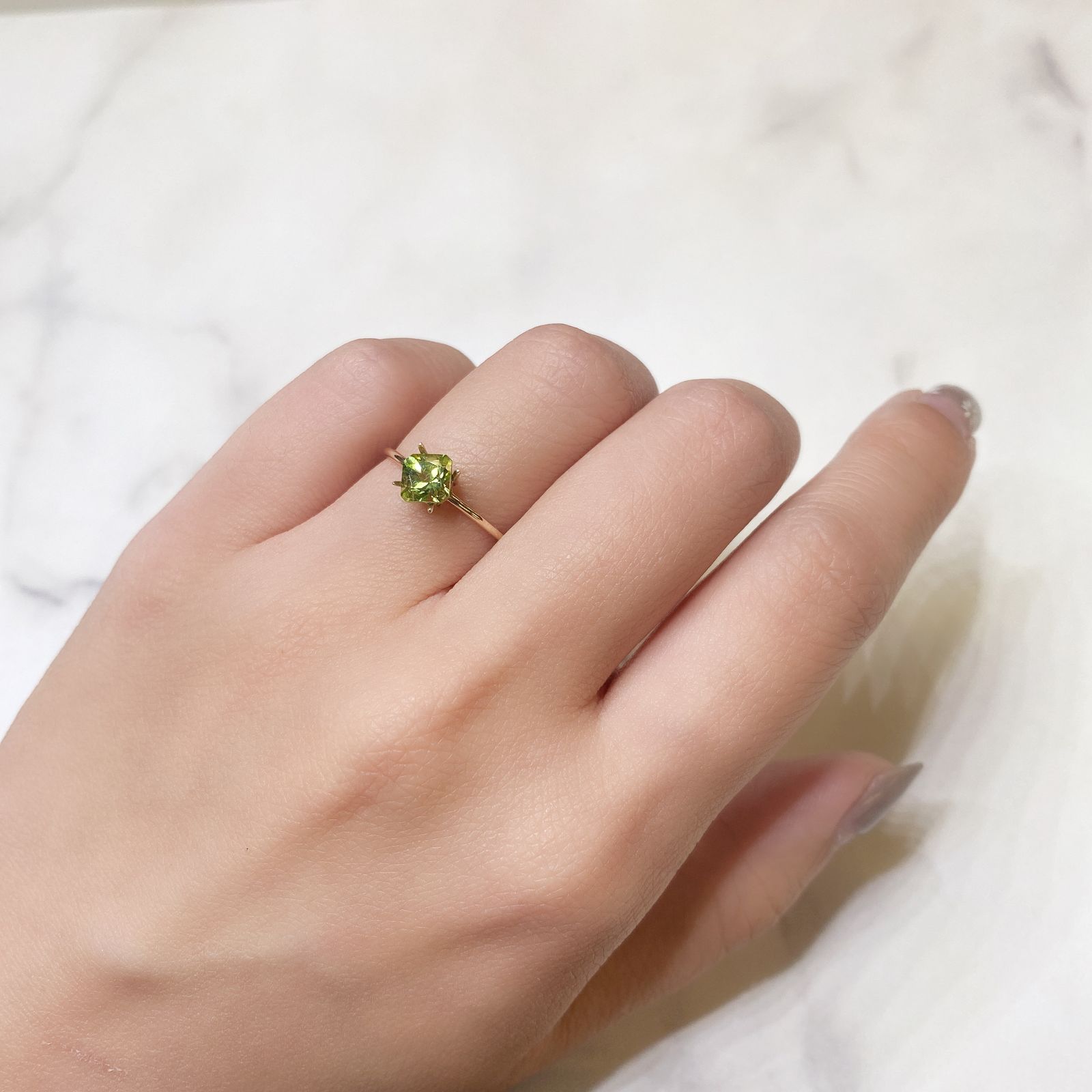 ◇アッシャーカット◇ペリドット(宝石名ペリドット) パキスタン産 0.83ct 識別済[211013488]5.1×5.1mm前後