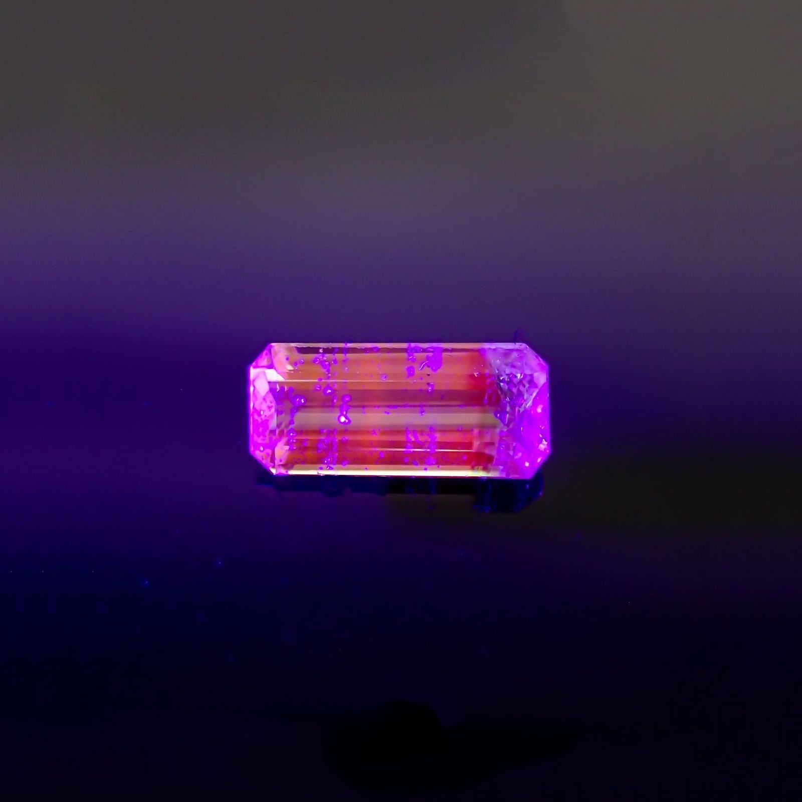 バイカラーツァボライト(宝石名グリーン グロッシュラー・ガーネット)タンザニア産 識別済 1.03ct / 8.6x3.8mm前後 [231124258]