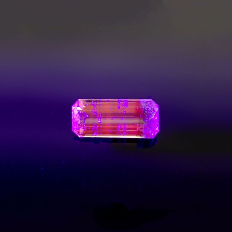 長波395(ライト)の照射で蛍光