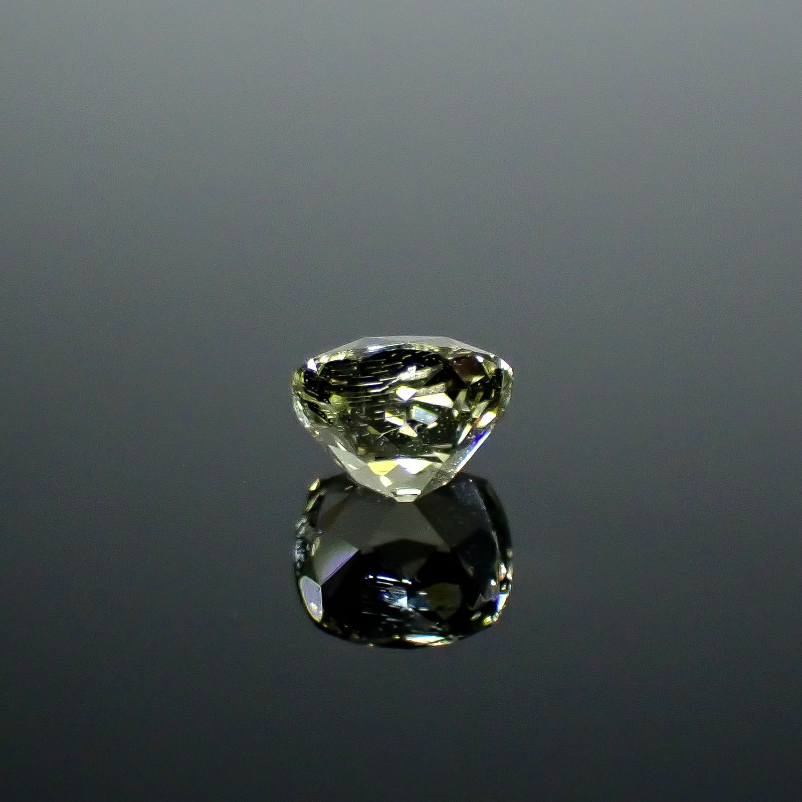コーネルピン スリランカ産 0.74ct / 5.6x5.1mm前後 [251031235]