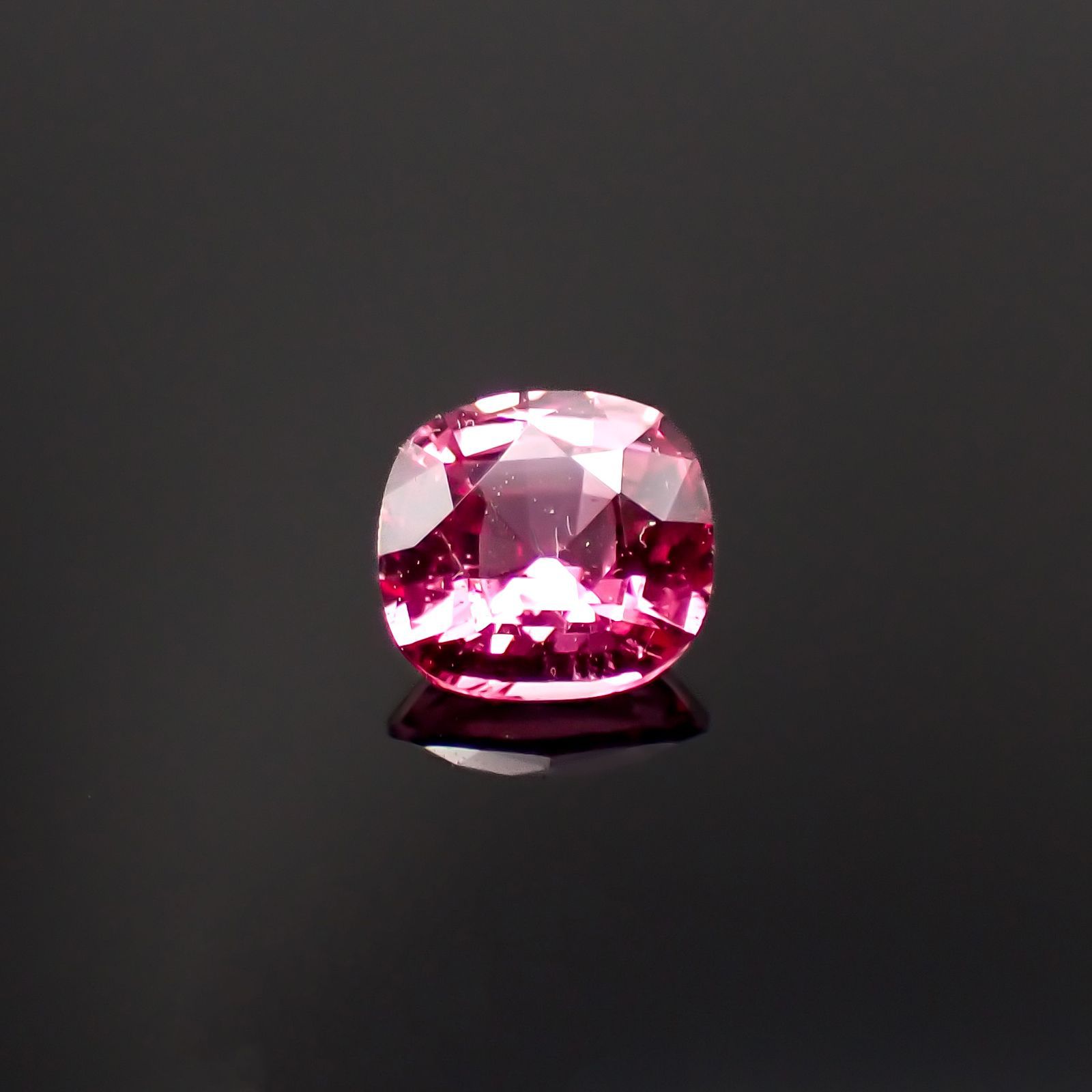 ホットピンクスピネル(宝石名ピンク・スピネル)タンザニア産 0.33ct 識別済[230120033]4.3x4.1mm前後