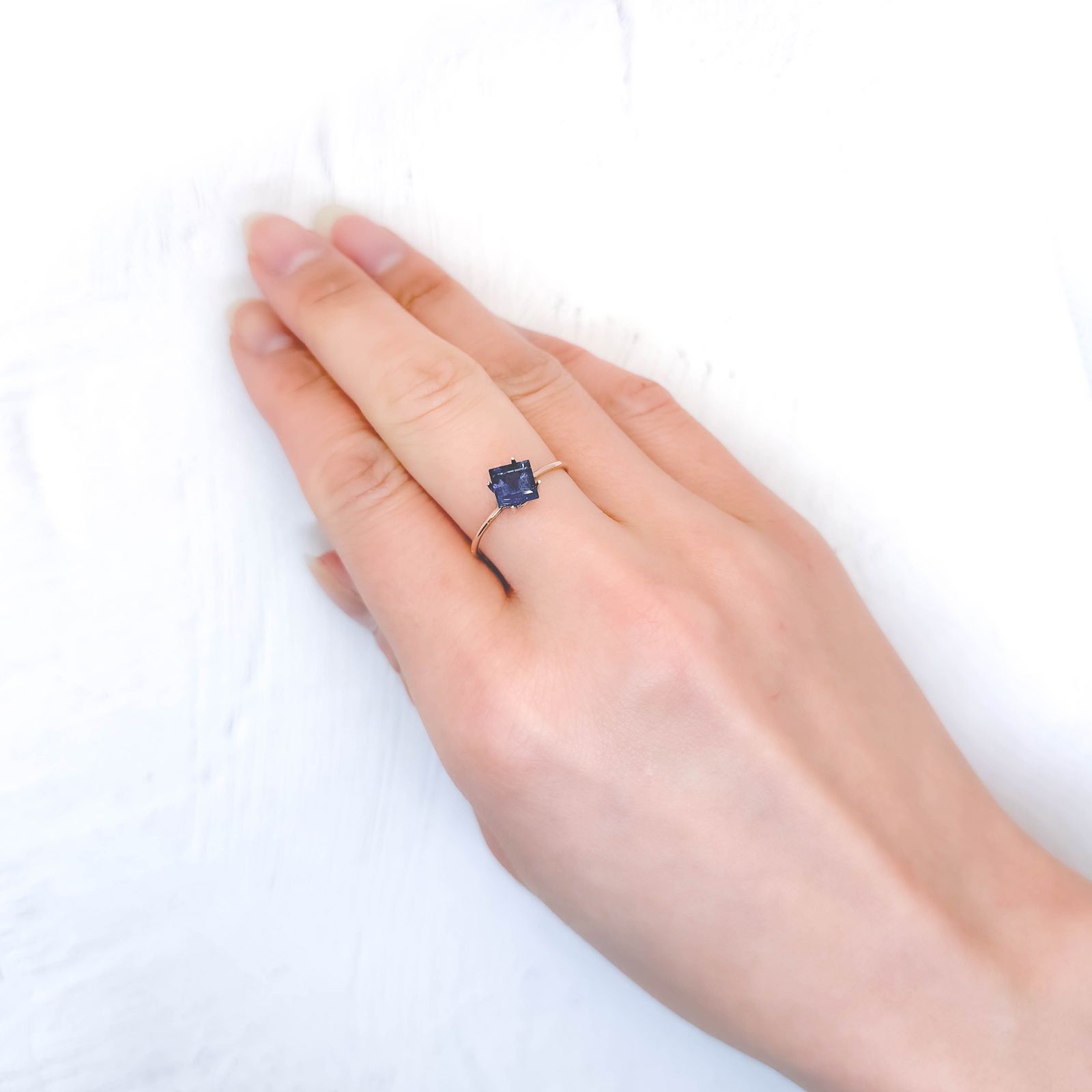 アイオライトサンストーン インド/ブラジル産 0.85ct / 5.7x5.7mm前後 [260231661]