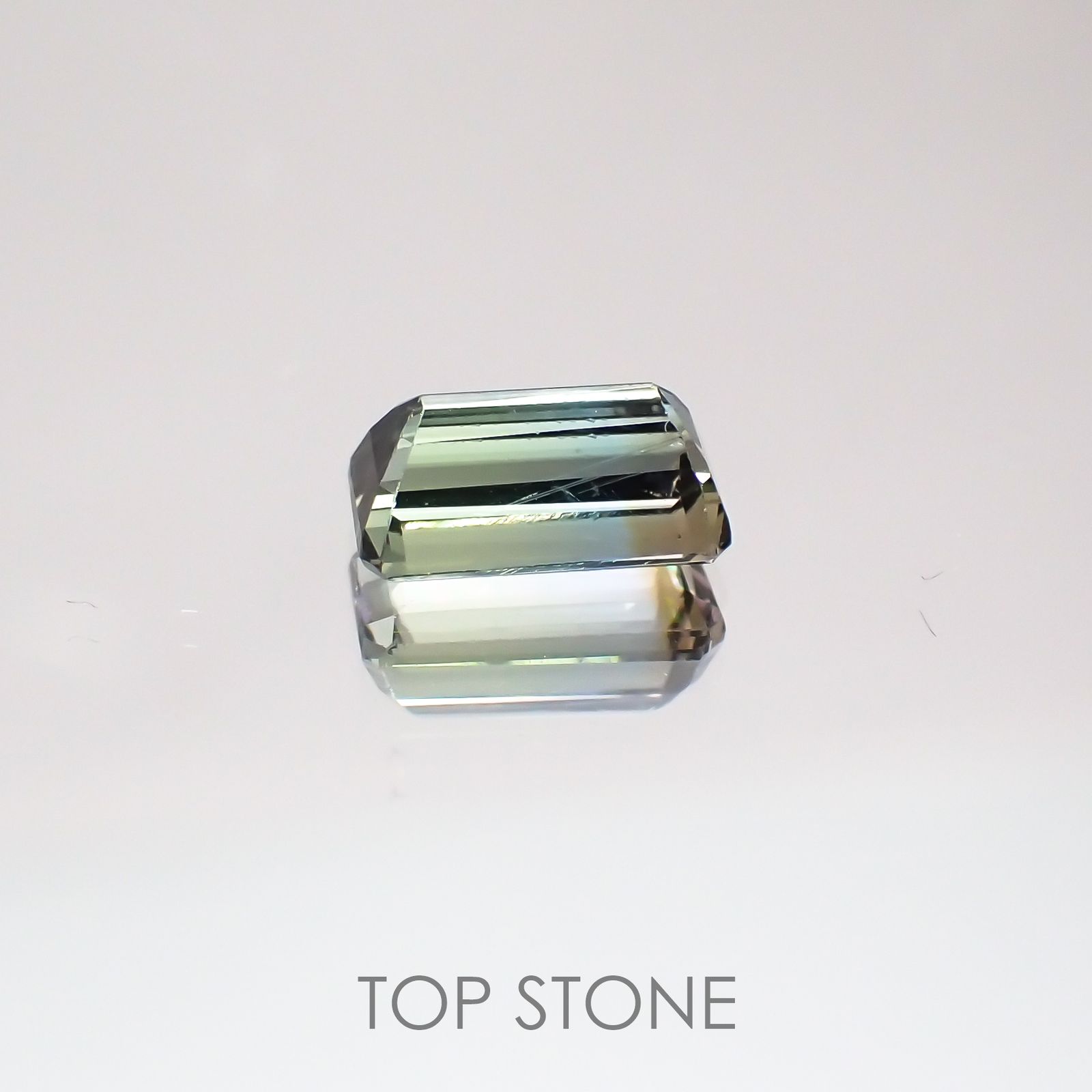 パーティーカラータンザナイト(ゾイサイト)非加熱 タンザニア産 ルース 0.8ct[210610947]6.6×3.7mm前後