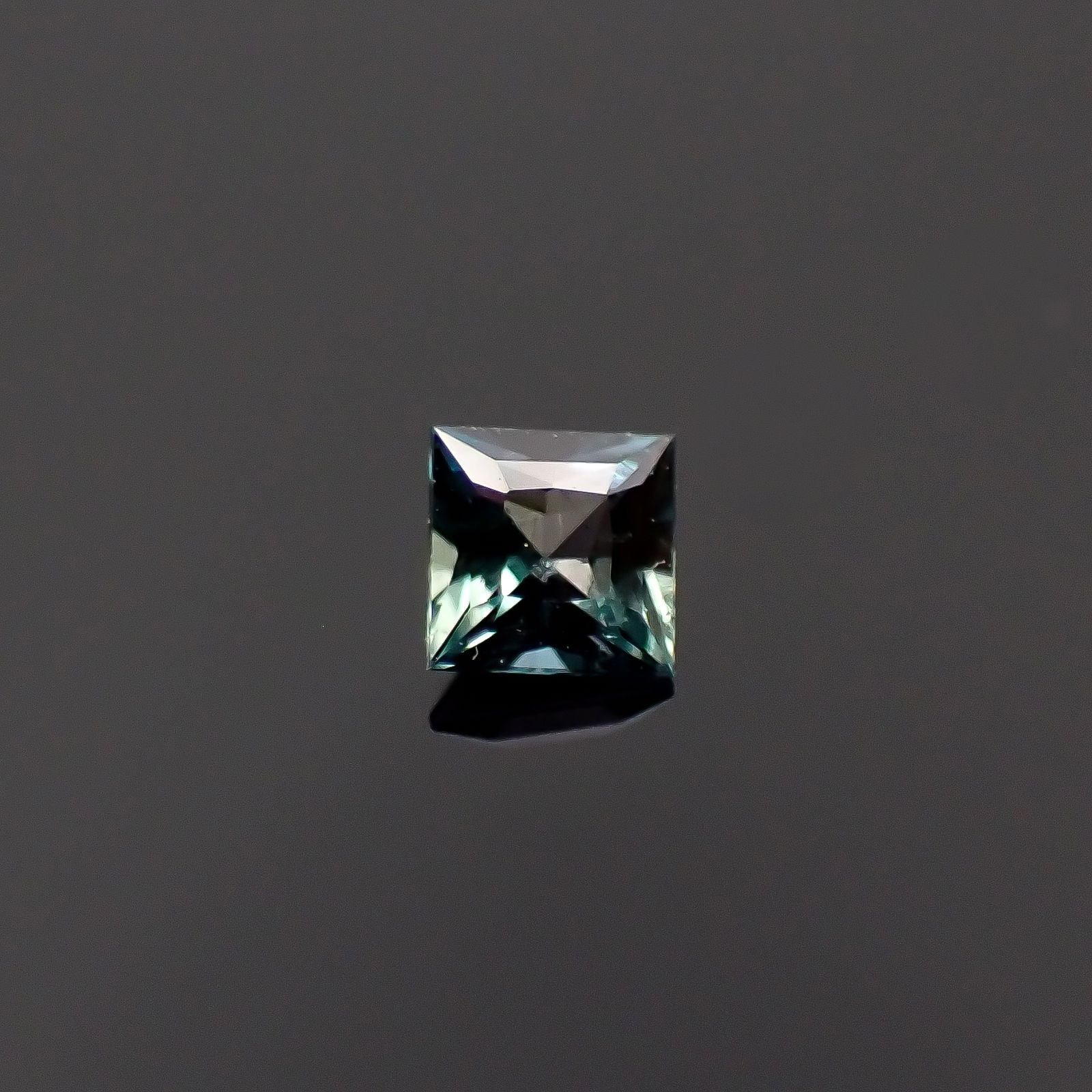 ◇プリンセスカット◇アレキサンドライト ブラジル産/EmeraldMains社製 0.083ct[240527593]2.4x2.4mm前後