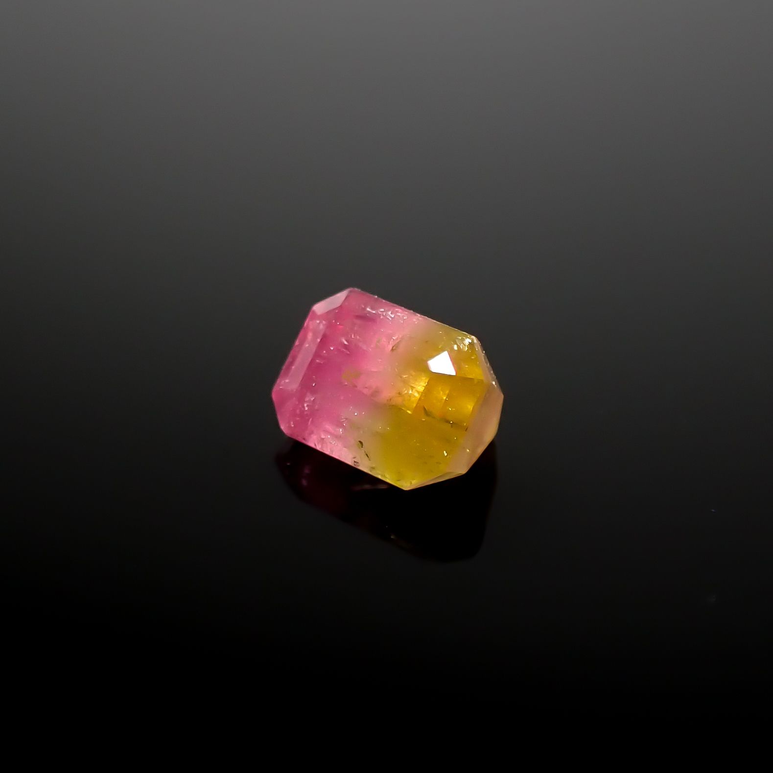 バイカラートルマリン アフガニスタン産 0.68ct [241029405]5.3x4mm前後