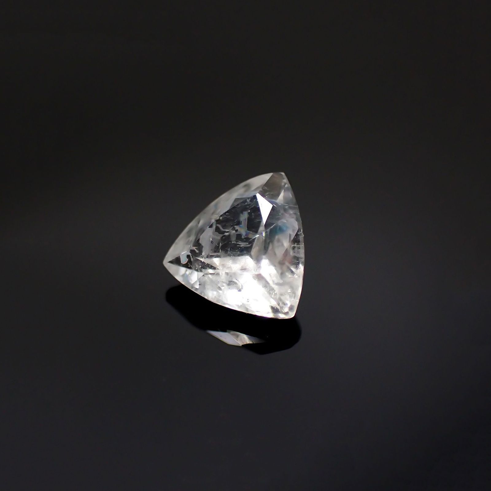 ユークレース(宝石名ユークレース)ブラジル産 0.817ct ソ付(彩珠)[230522043]6.4x6.7mm前後