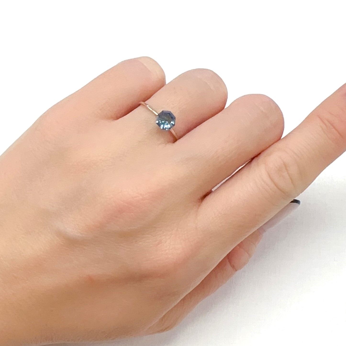 ◇オクタゴンカット◇モンタナサファイア アメリカ・モンタナ州産 0.69ct[240326405]5.4x5.4mm前後