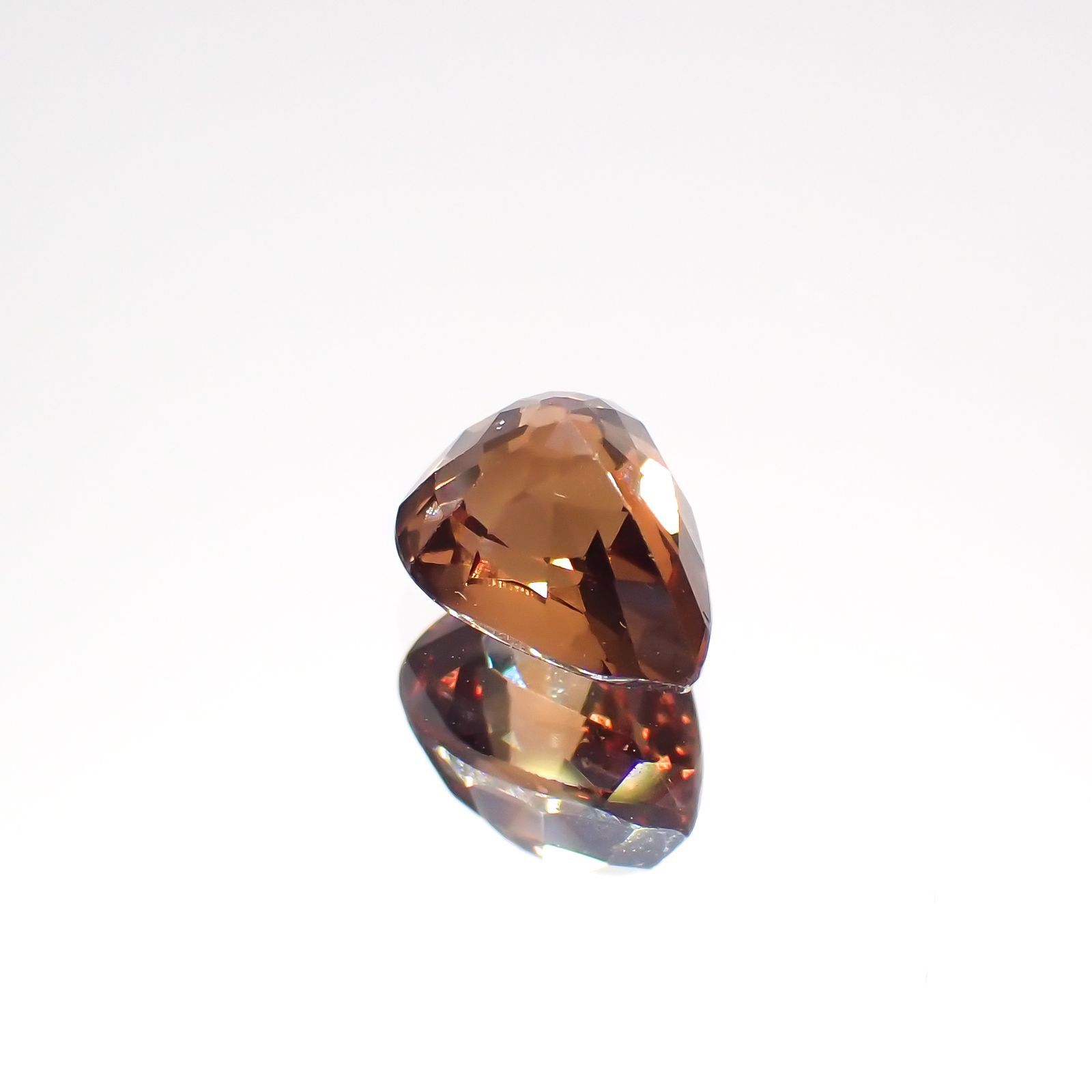カラーシフトマラヤガーネット(宝石名ガーネット)タンザニア産 1.90ct 識別済[220115009]7.8x5.9mm前後