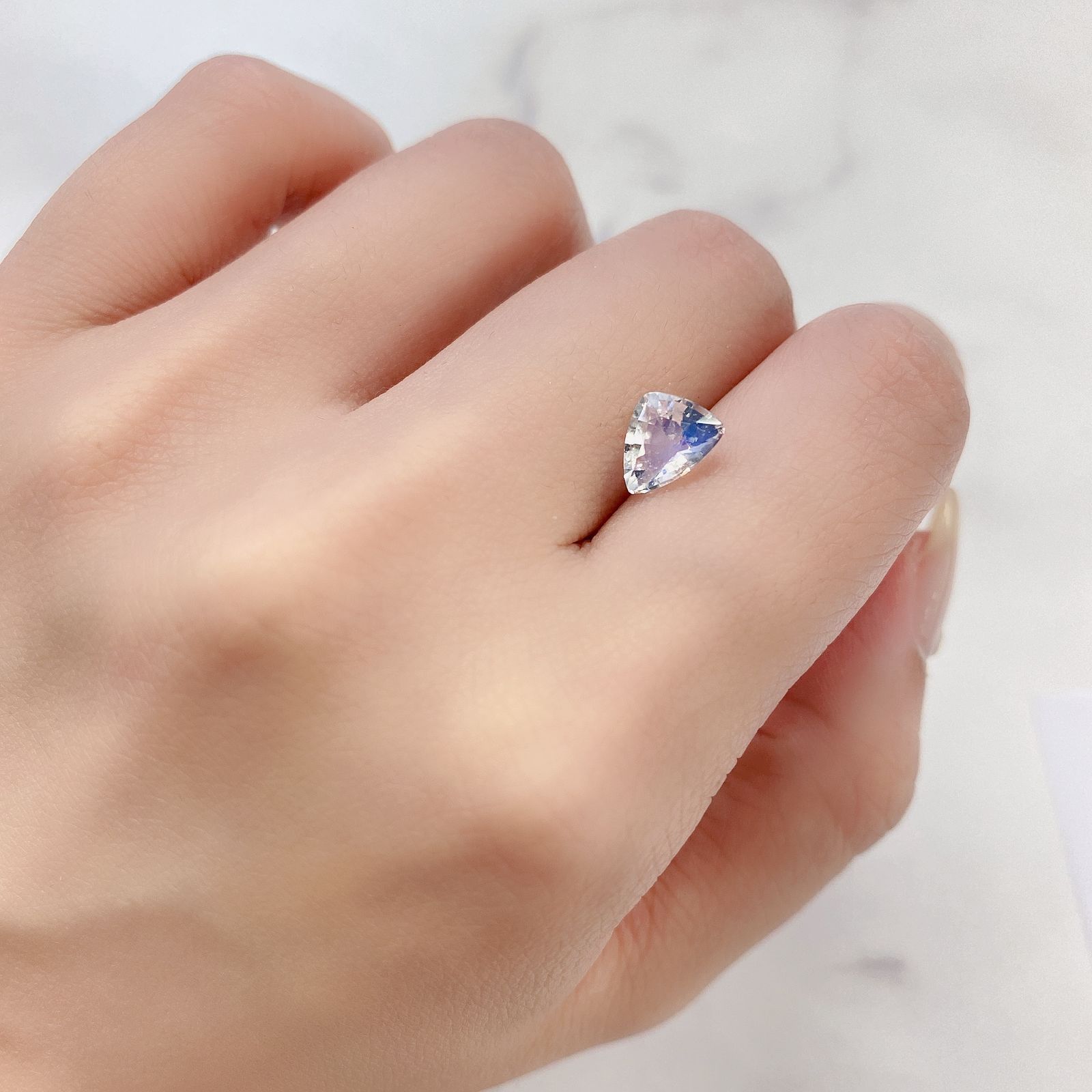 レインボームーンストーン(宝石名ラブラドライト) マダガスカル産 1.145ct ソ付(彩珠)[210712185]7.1×8.3mm前後