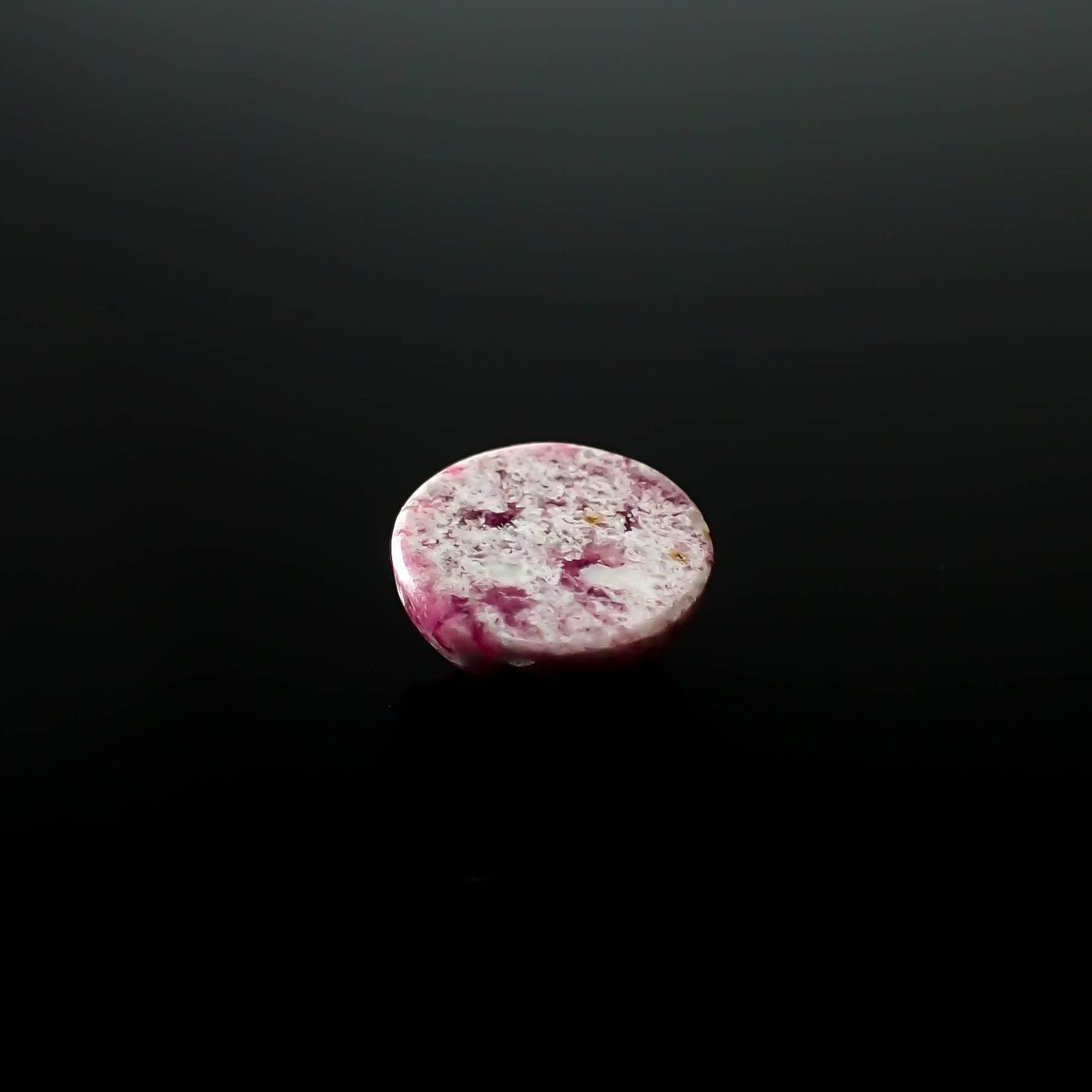 レッドベリル/ピンクベリル(母岩付き) アメリカ・ユタ州産 2.37ct [250730902]9.1x9.1mm前後