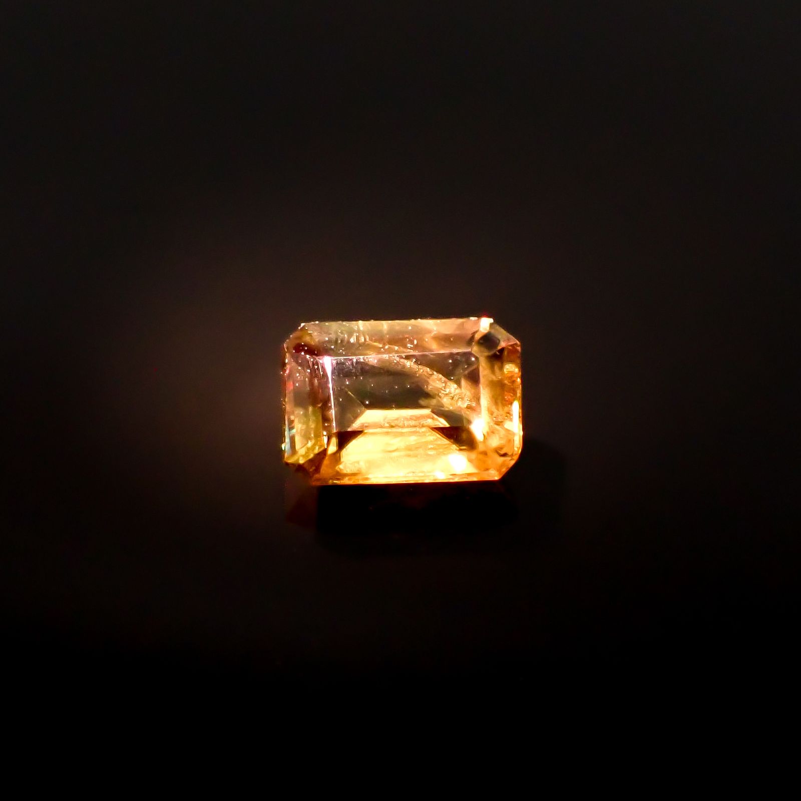 カラーチェンジスフェーン(宝石名スフェーン / カラーチェンジ・タイプ)パキスタン産 0.67ct 識別済[240627954]6.1x4.4mm前後