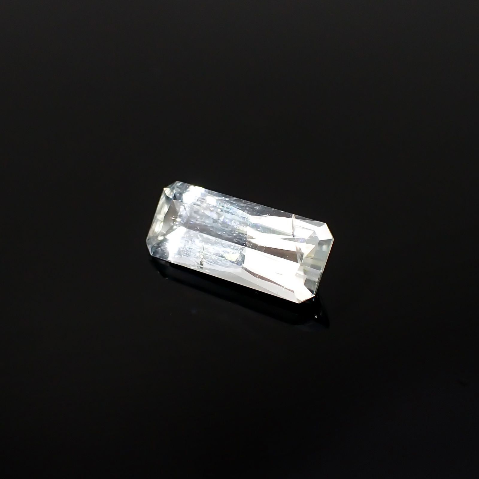 ジェレメジェバイト(宝石名エレメジェバイト)ナミビア産 ソ付(彩珠) 1.084ct / 10x4.2mm前後 [220616456]