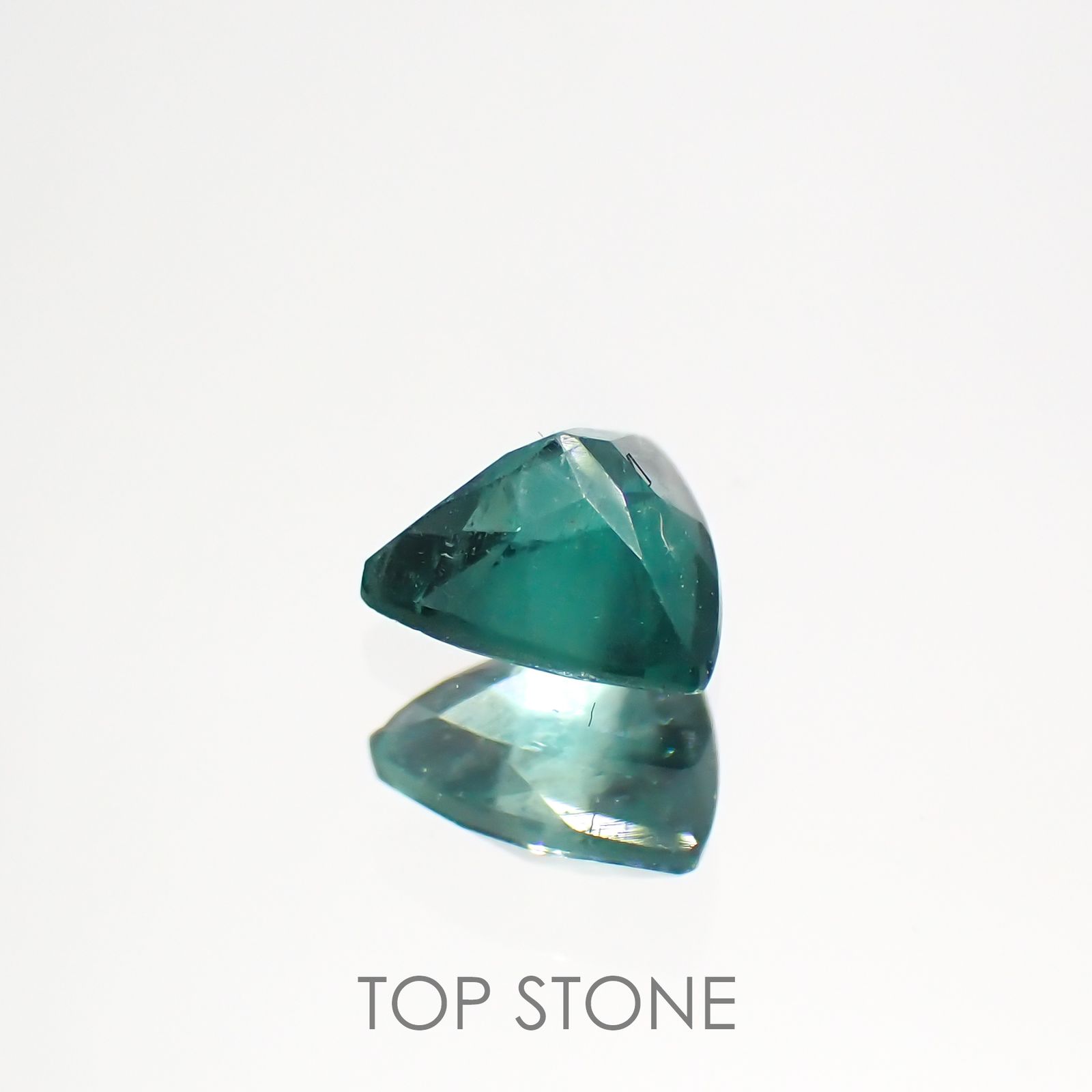 グリーンアパタイト(ノーブルモロキサイト)(宝石名アパタイト) マダガスカル産 0.32ct 識別済[210913151]4.6×4.5mm前後