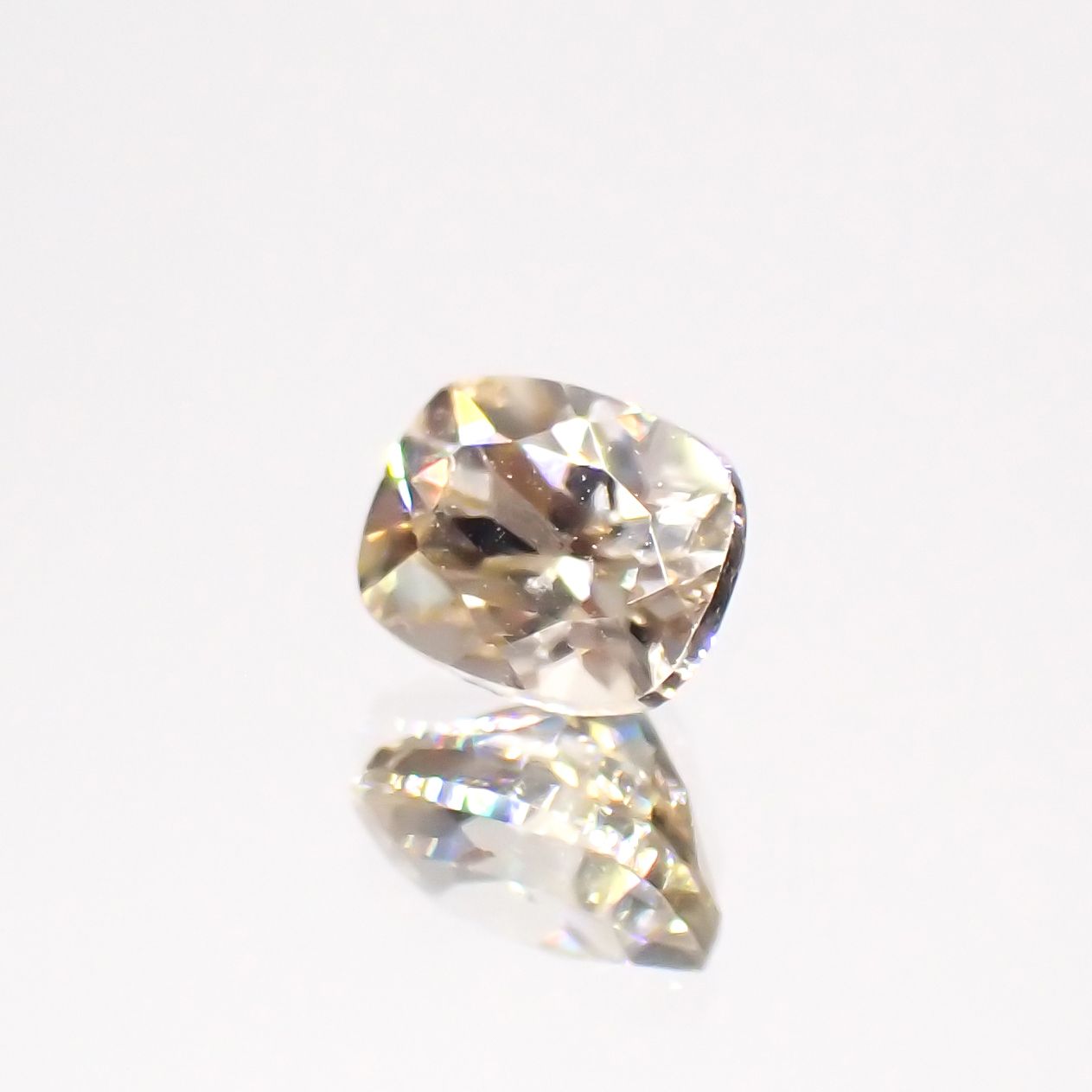シャンパンカラージルコン(宝石名ジルコン)スリランカ/カンボジア産 0.76ct 識別済[230722985]5.1x4.1mm前後