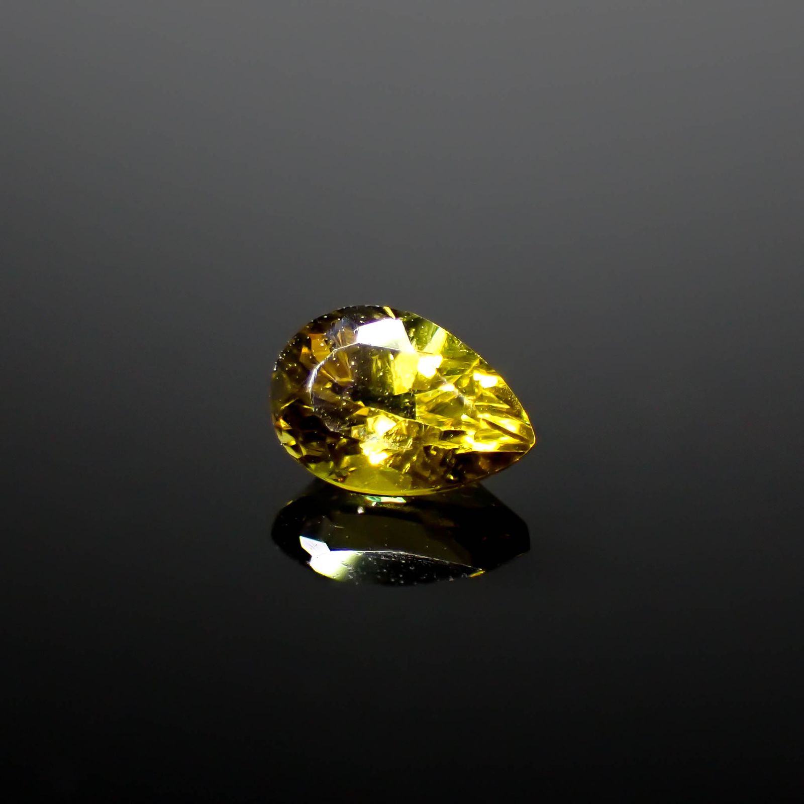クリノゾイサイト(宝石名クリノゾイサイト)パキスタン産 0.36ct 識別済[250630595]5.4x3.7mm前後