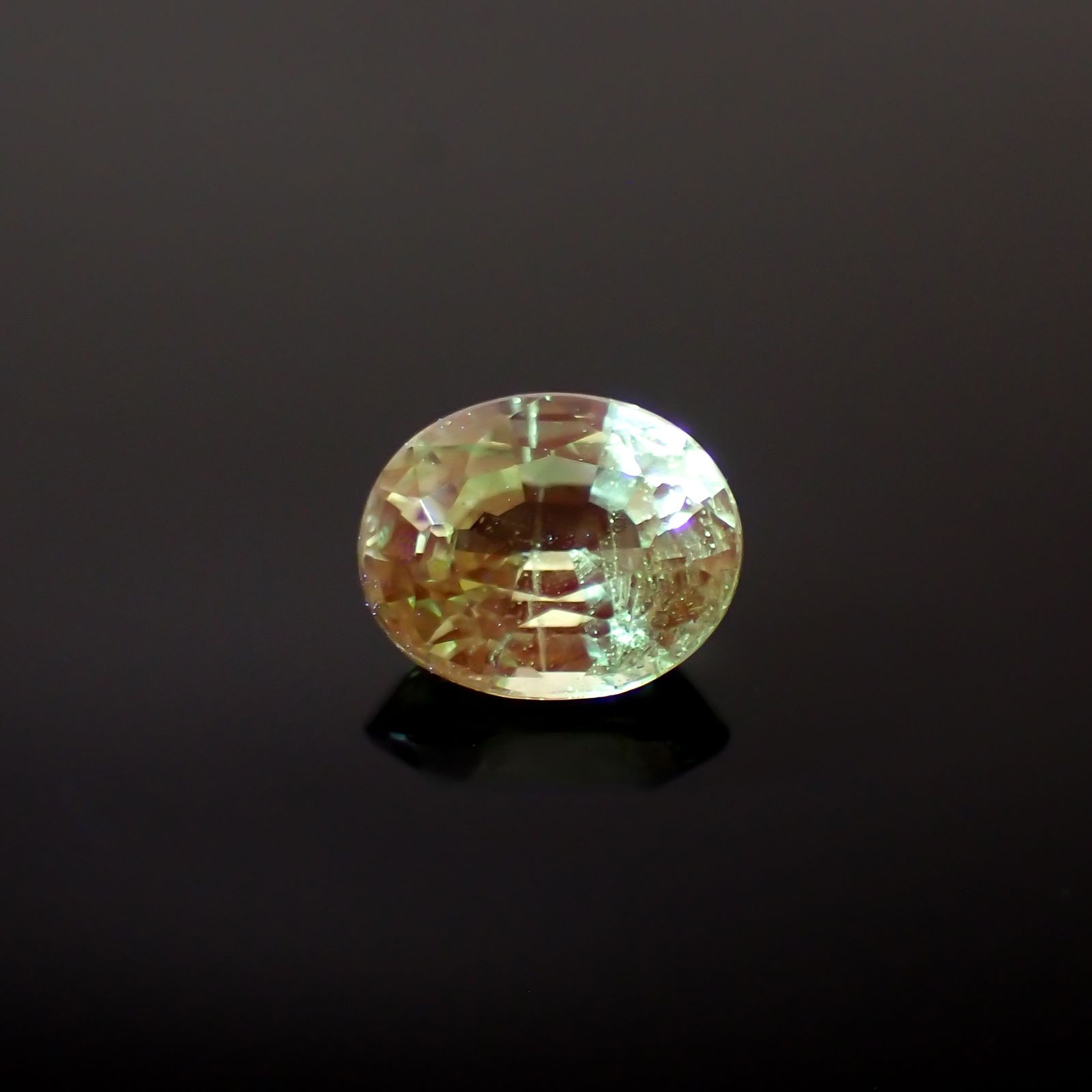ミントガーネット(宝石名ガーネット)タンザニア産 0.92ct 識別済[230823062]6.5x5.3mm前後