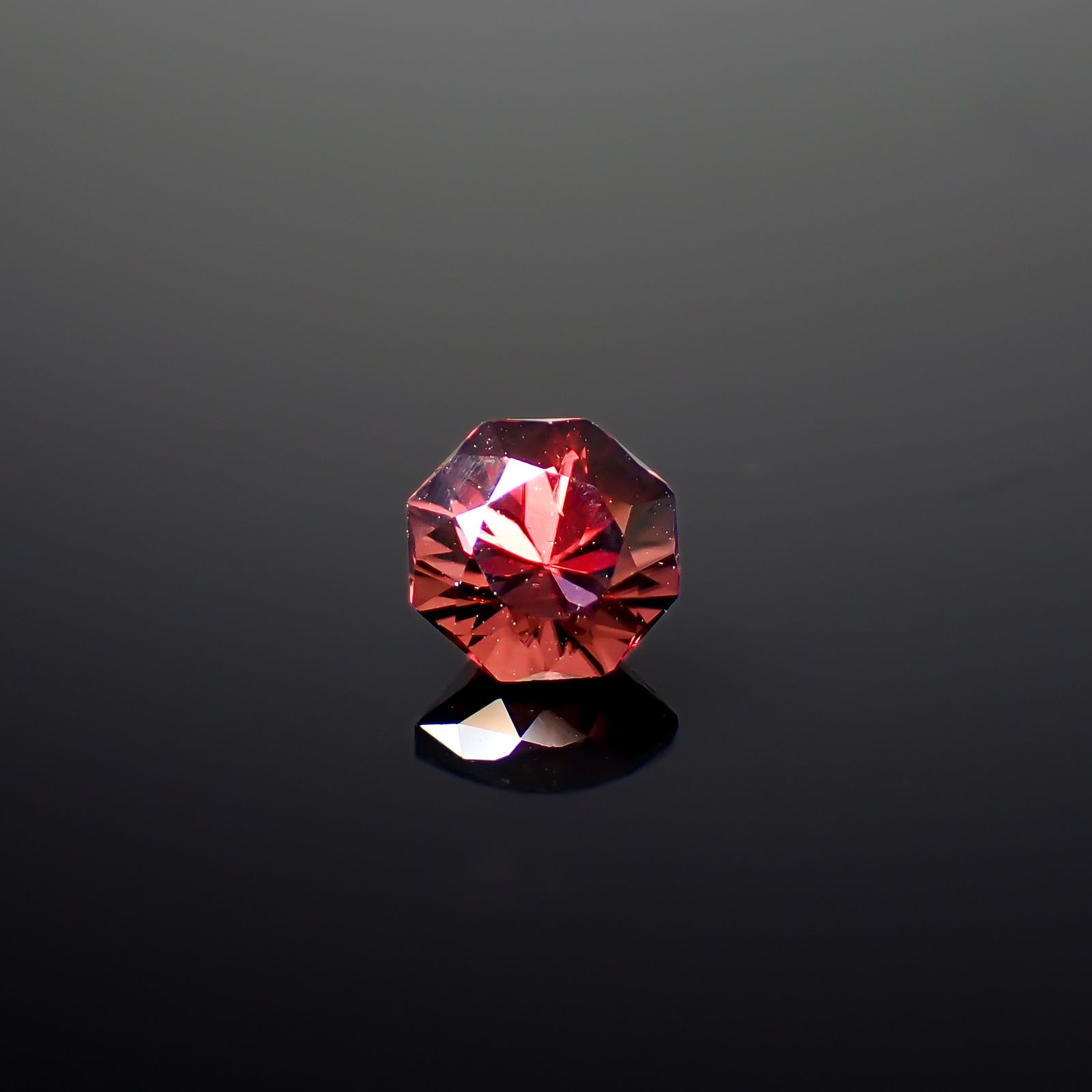 ◇オクタゴンカット◇レッドジルコン(宝石名ジルコン)スリランカ/カンボジア産 識別済 0.82ct / 5x5mm前後 [260732550]