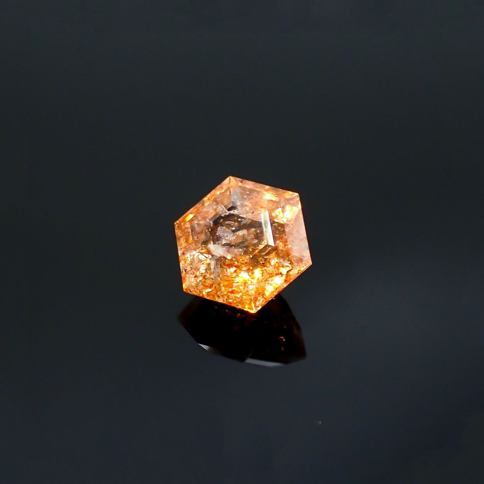 ◇ヘキサゴンカット◇イリュージョンサンストーン インド産 1.24ct / 6.5x6.5mm前後 [260215493]