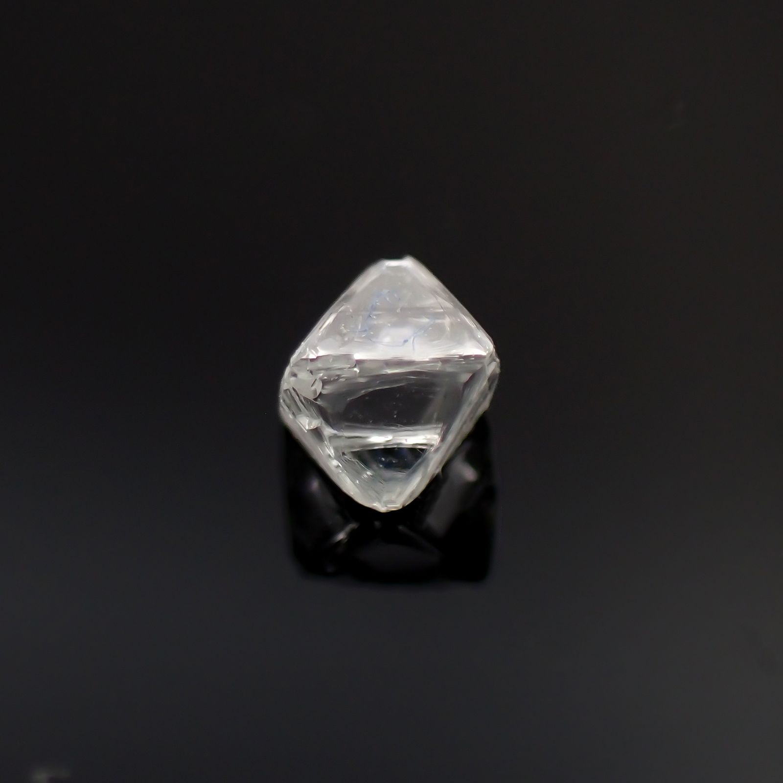 ソーヤブルダイヤモンド 原石(トライゴンあり・薄/Trigon) ロシア産 0.092ct[230923465]2.6x2.6mm前後 | TOP  STONE(トップストーン)