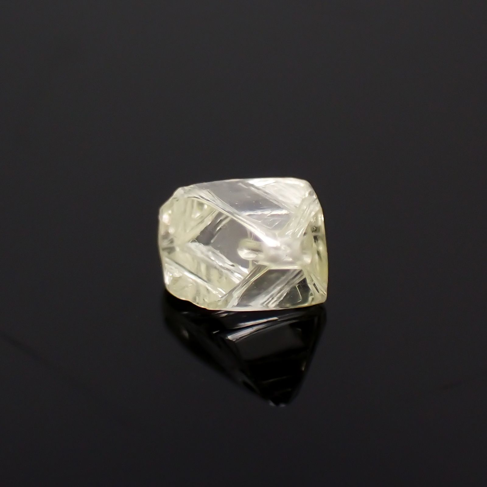 ソーヤブルダイヤモンド 原石(成長丘あり/Growth Hillock) ※通し穴あり(宝石名ダイアモンド) 0.31ct 識別済[230923452]4.3x4.1mm前後