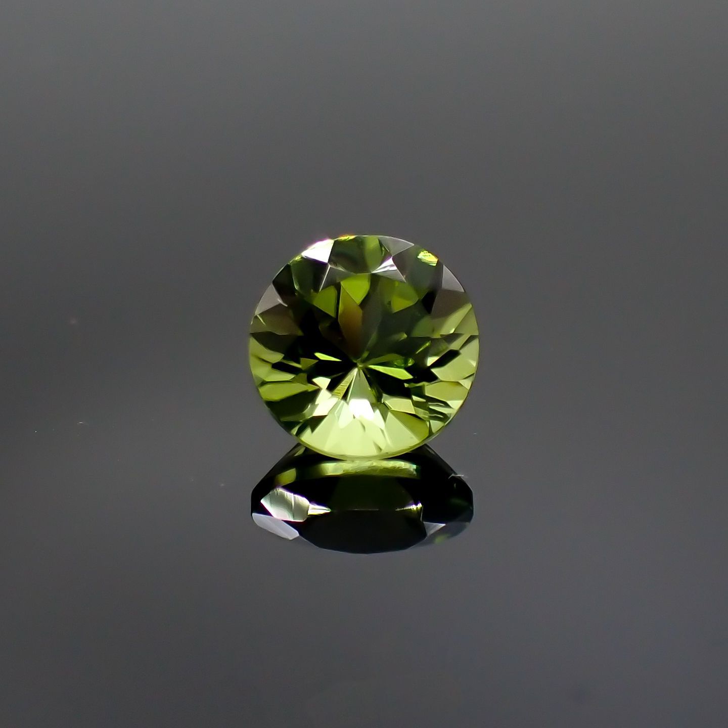 ペリドット(宝石名ペリドット) パキスタン産 ルース 1.39ct 識別済[211013088]6.9×6.9mm前後