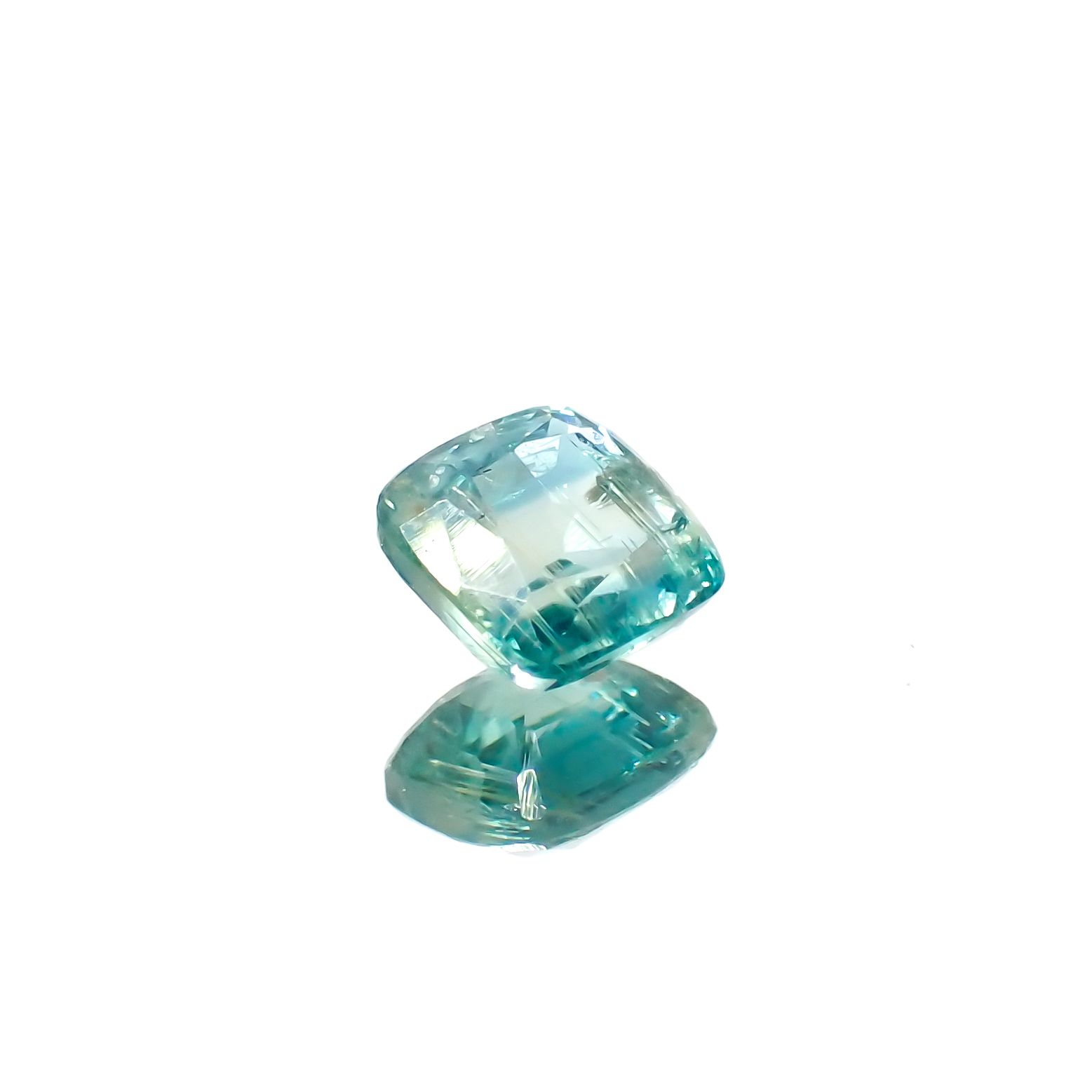 バイカラーカイヤナイト(宝石名カイヤナイト)ネパール産 1.40ct 識別済[240326691]6.1x5.9mm前後