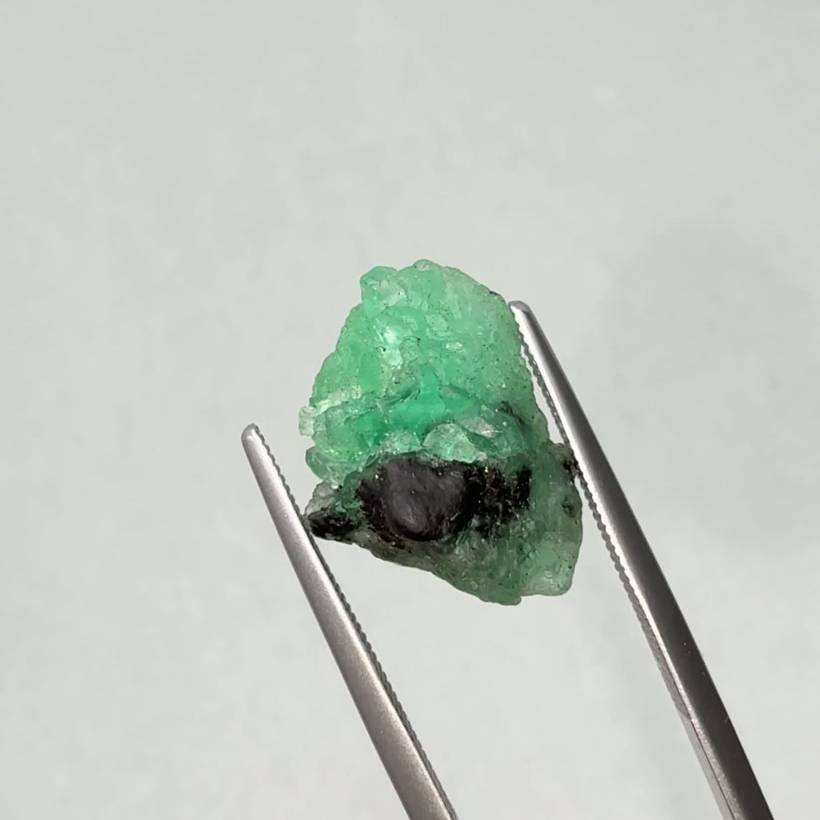 エメラルド原石 コロンビア産 7.68ct / 16.2x11.6mm前後 [250430177