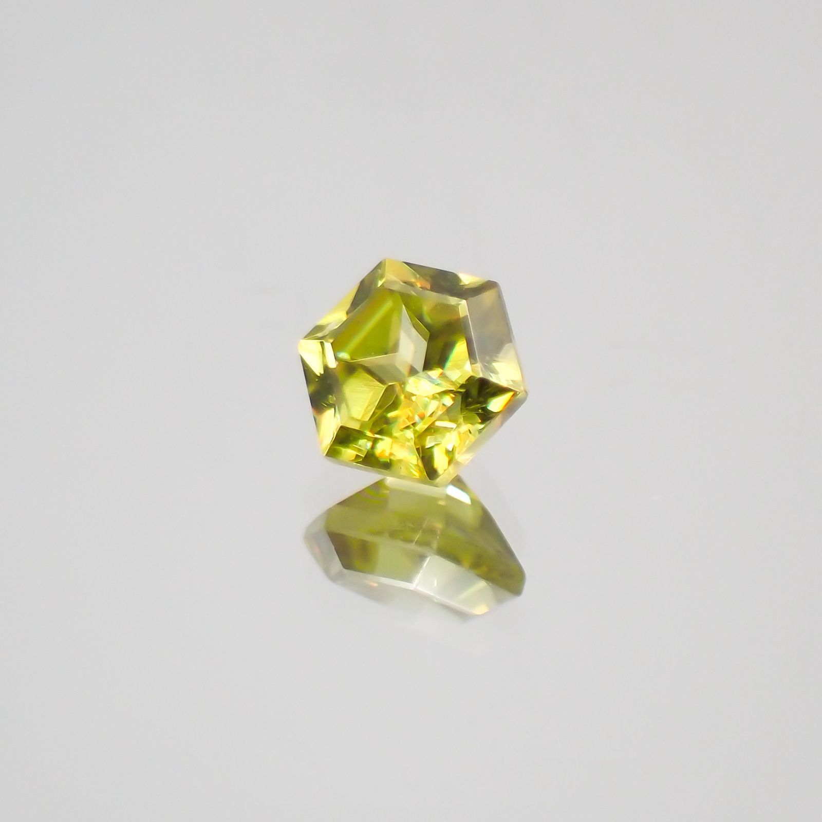 ◇ヘキサゴンカット◇スフェーン(宝石名スフェーン) マダガスカル産 0.18ct 識別済[210610962]3×3mm前後