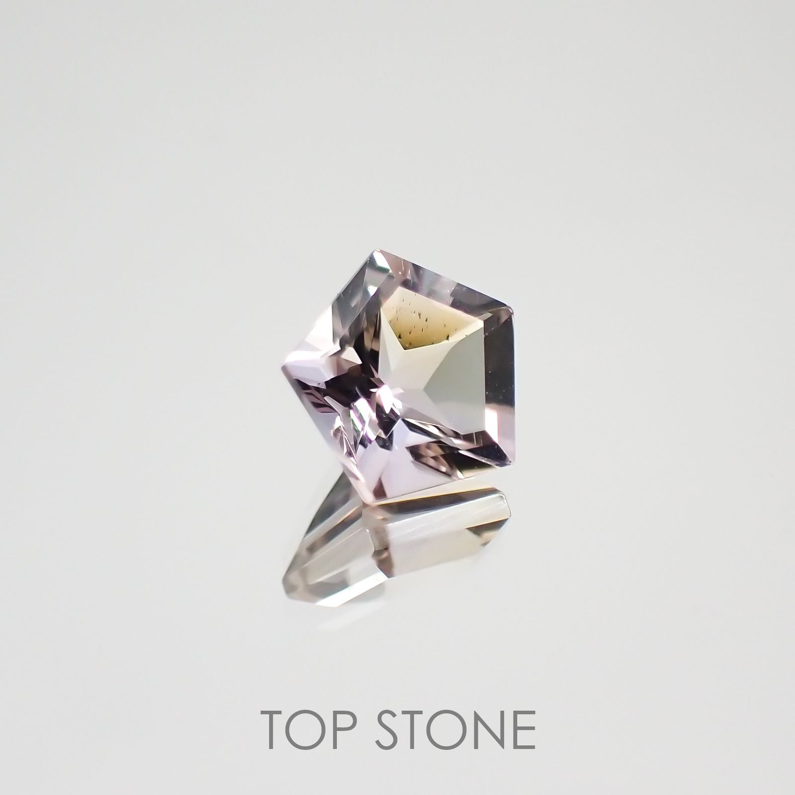 ◇ペンタゴンカット◇アメトリンSA(宝石名バイカラー・クォーツ/別名アメトリン) ボリビア産 0.74ct 識別済[210611043]6.1×6.4mm前後