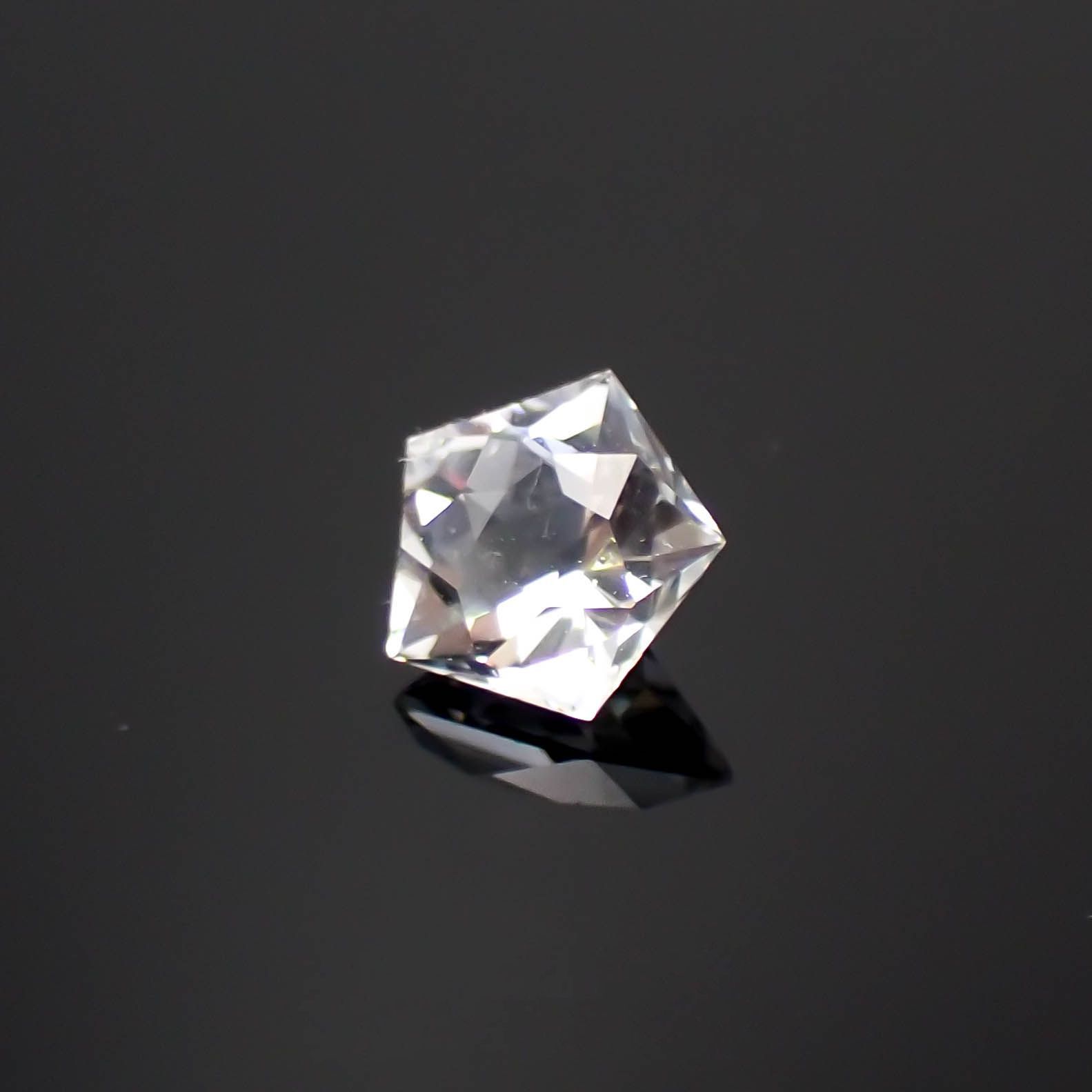 ◇カスタム・ペンタゴンカット◇ゴッシェナイト(宝石名ゴッシェナイト)ブラジル産 0.56ct 識別済[221219396]5.7x5.8mm前後
