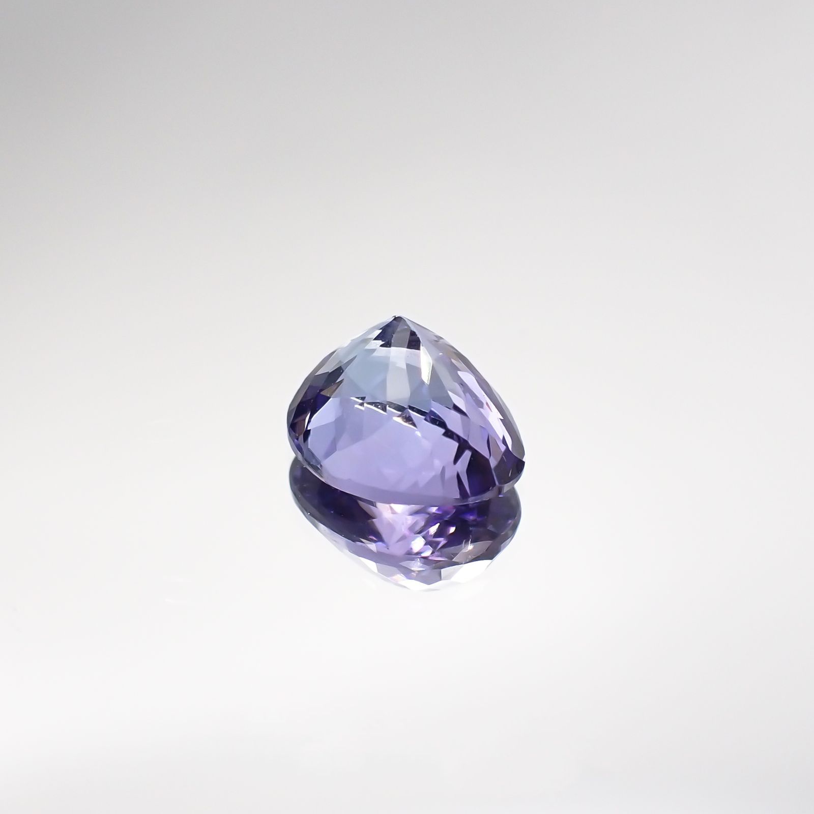 バイカラータンザナイト(宝石名タンザナイト) タンザニア産 1.928ct ソ付(彩珠)[210711832]8.4×6.6mm前後