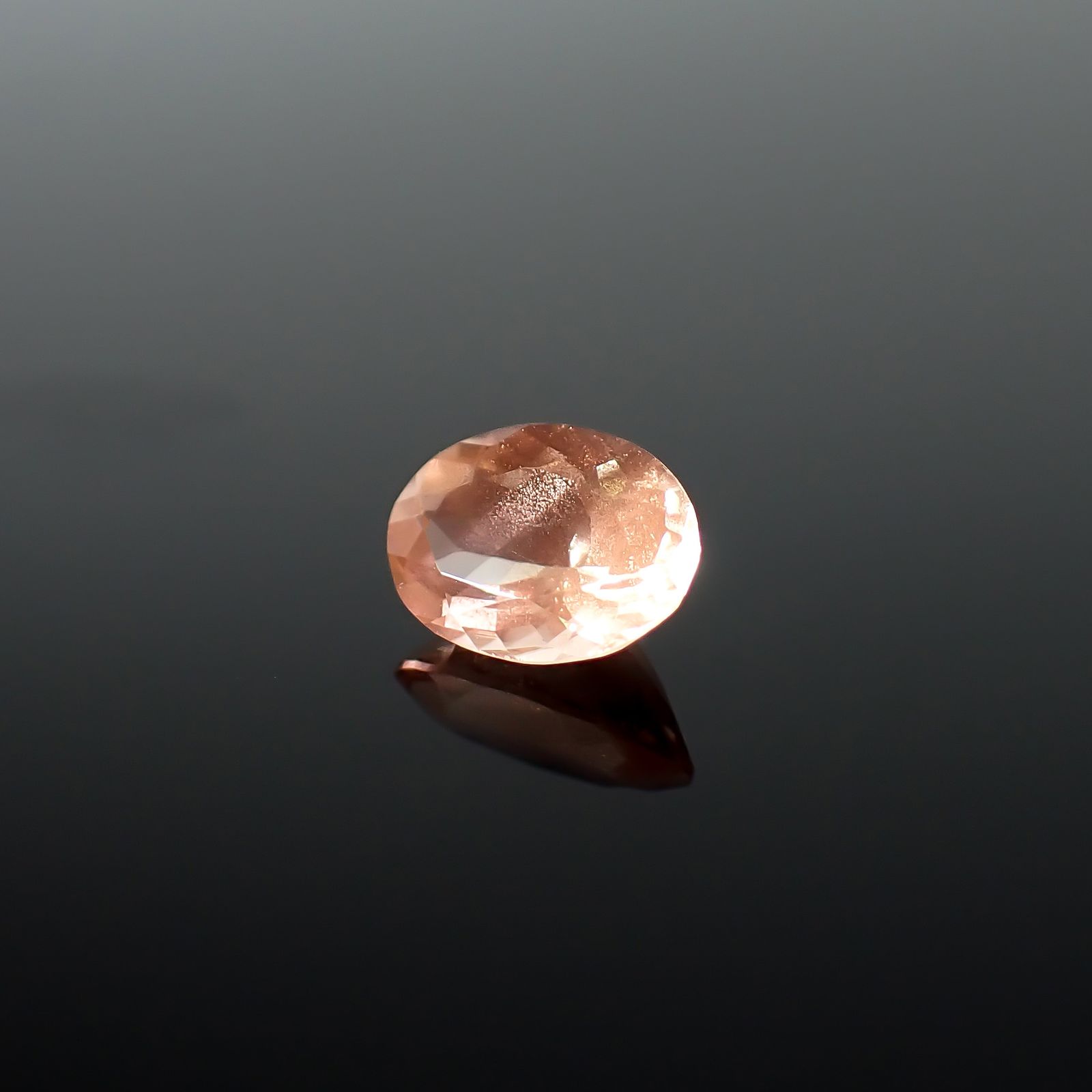 オレゴンサンストーン アメリカ・オレゴン州産 0.70ct / 7.1x5.1mm前後 [260732641]