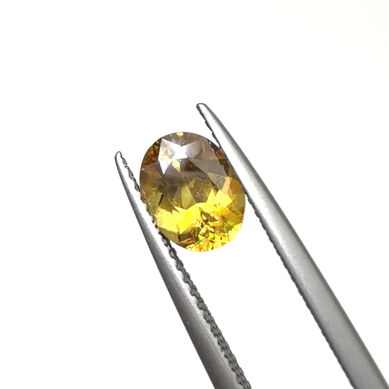 ゴールデンスフェーン マダガスカル産 1.33ct / 7.7x6mm前後