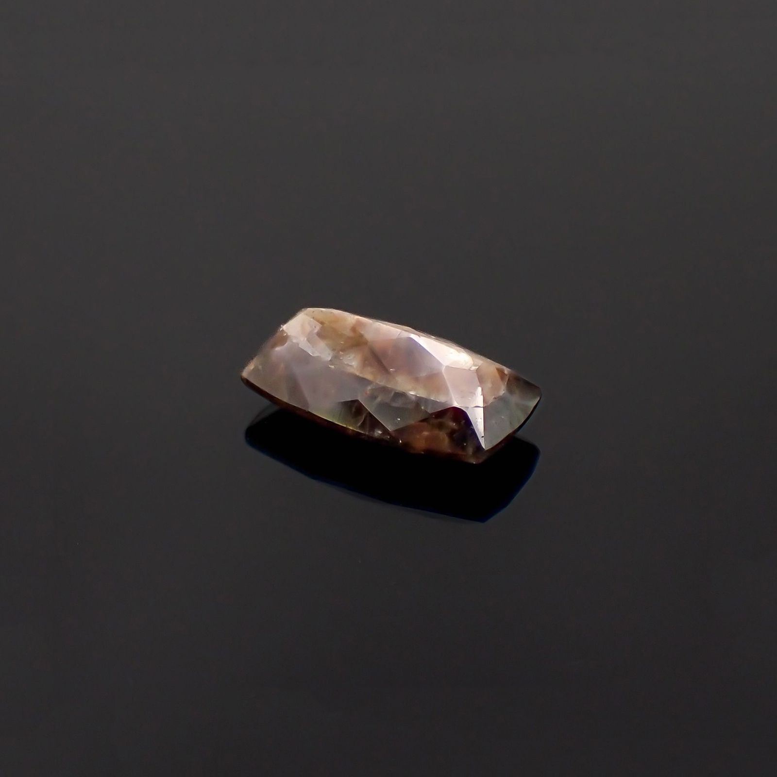 ゴールドシーンサファイア非加熱 ケニア産 4.73ct / 12.9x7.4mm前後 [230321338]