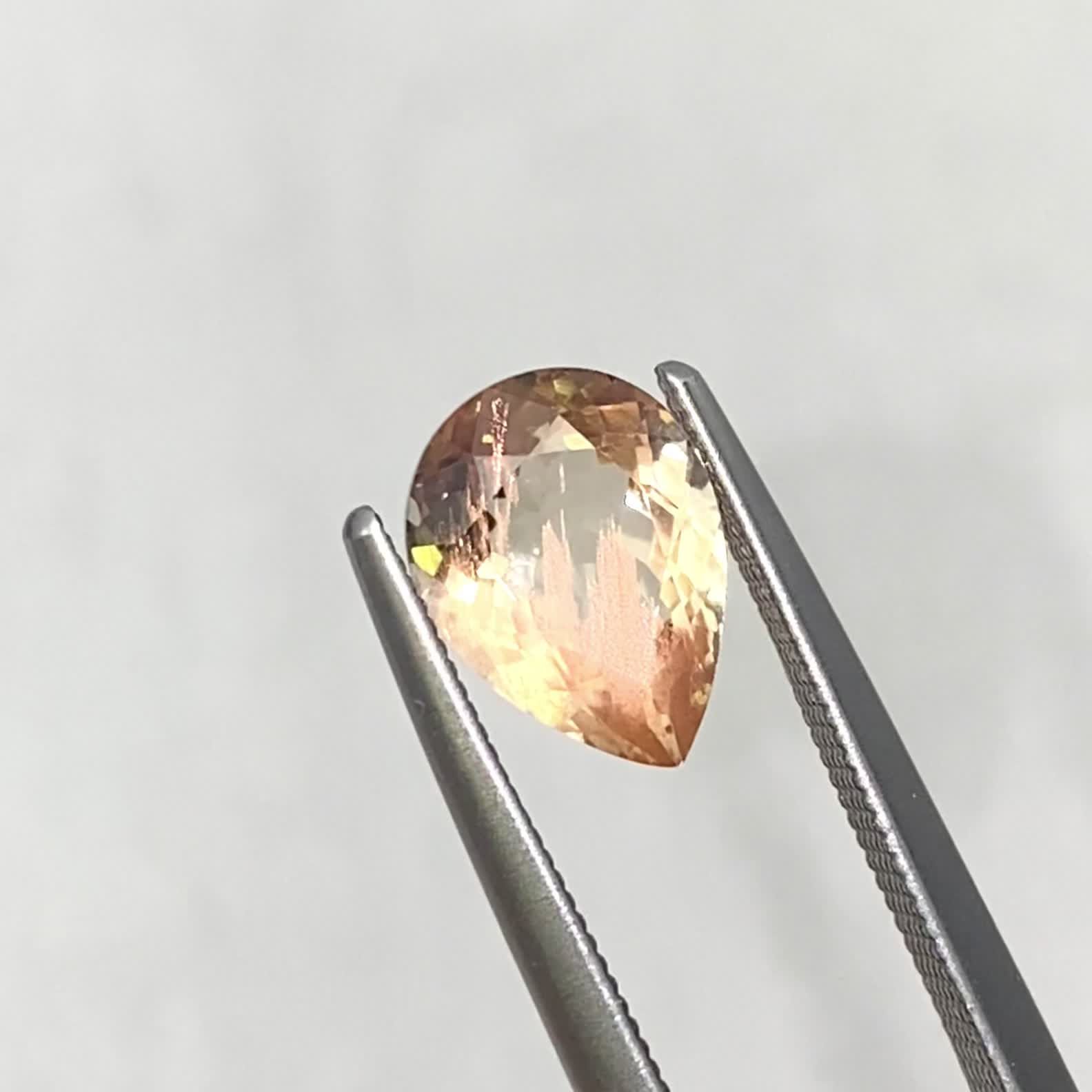オレゴンサンストーン アメリカ・オレゴン州産 1.50ct / 9x6.7mm前後