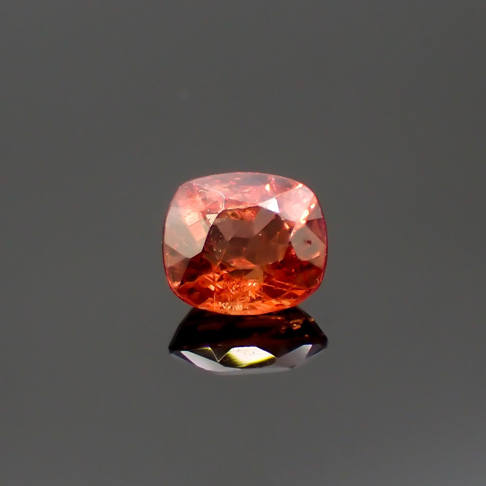 オレンジスピネル(宝石名スピネル)ビルマ/マダガスカル産 0.93ct 識別済[220817508]6.1x5.4mm前後