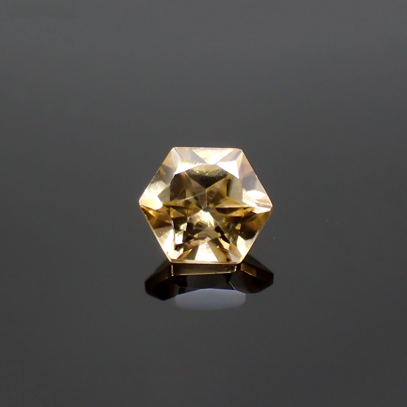 ◇ヘキサゴンカット◇イエロージルコン(宝石名ジルコン)スリランカ/カンボジア産 0.93ct 識別済[220113985]5.1x5mm前後