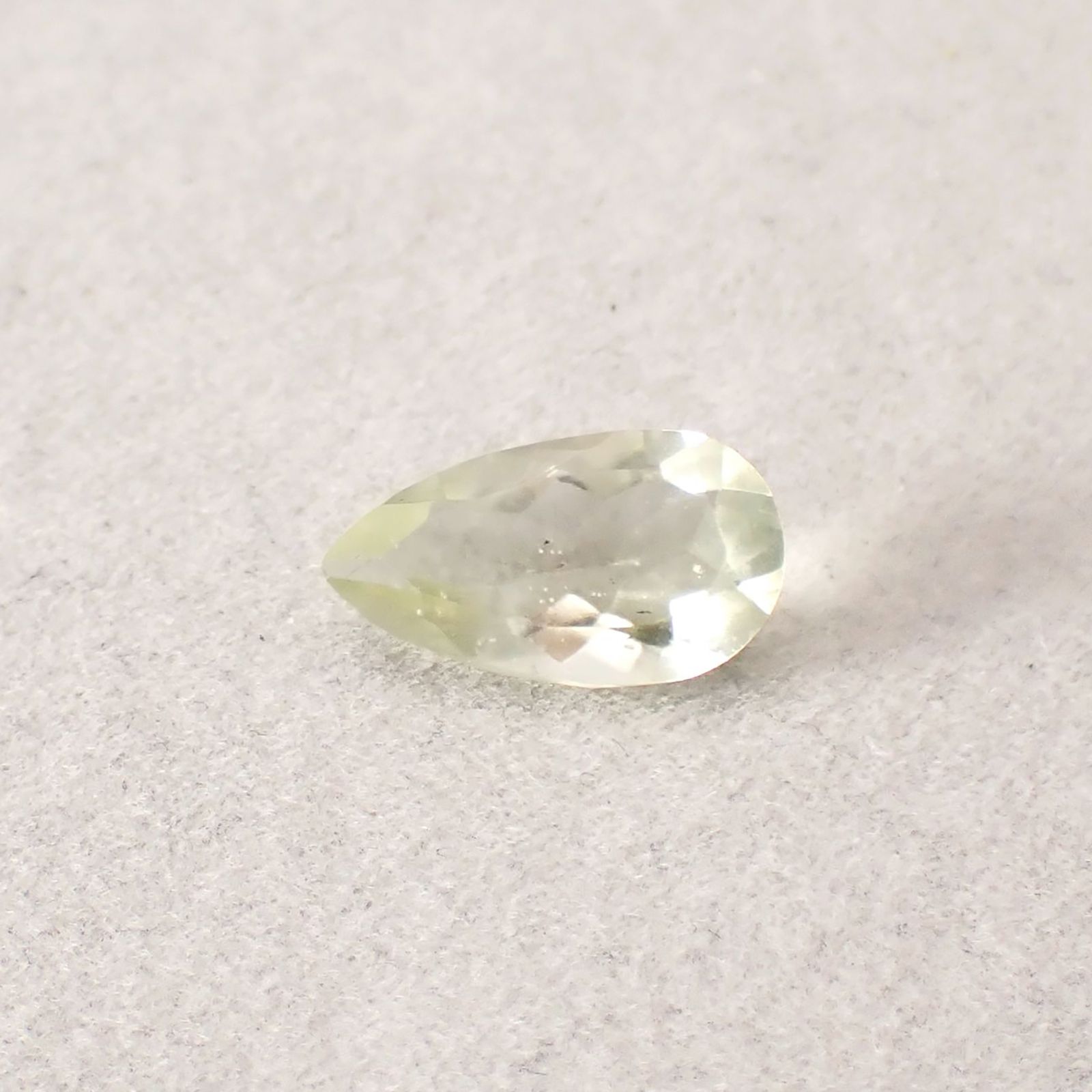 リビアングラス 発見地：エジプト・リビア砂漠 3.39ct / 15.8x8.7mm前後 [251131307]