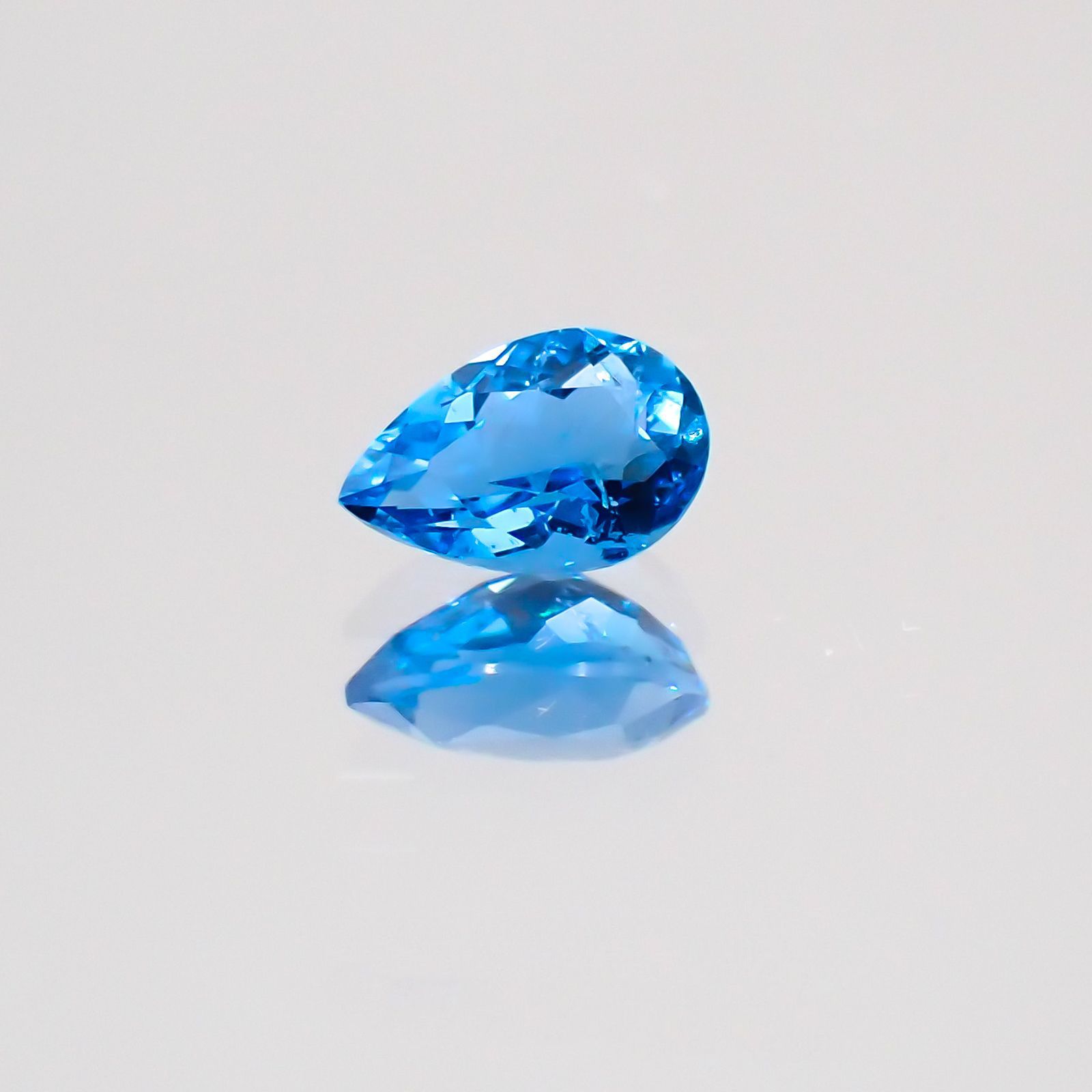 アウイナイト フルオレッセンス(宝石名アウイナイト) ドイツ産 0.156ct ソ付(日独)[21019337]4.5×3.0mm前後