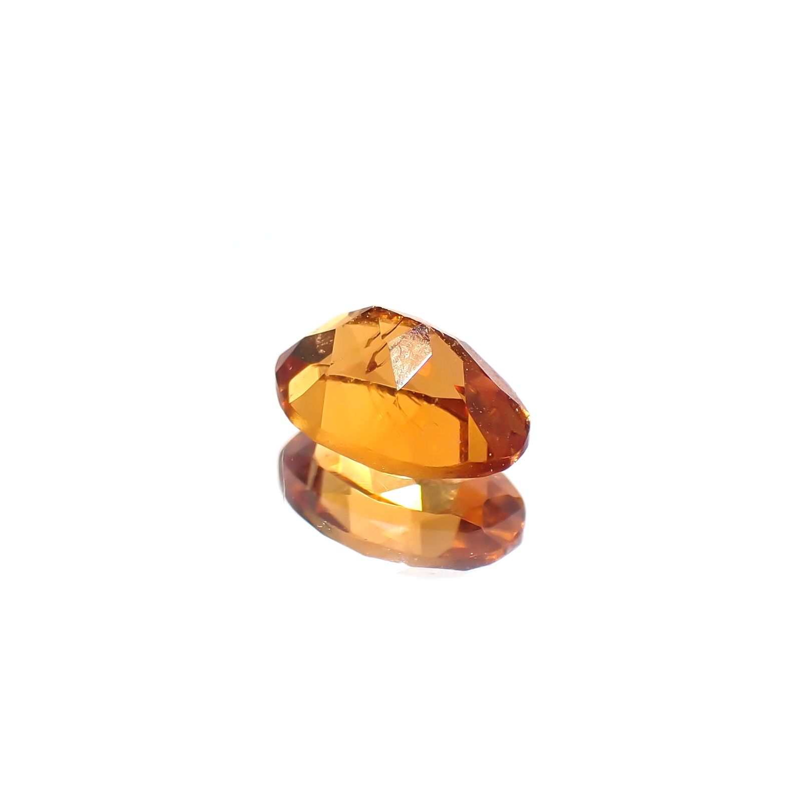 スペサルティンガーネット(宝石名ガーネット)タンザニア産 識別済 0.69ct / 6.2x4mm前後 [260617545]