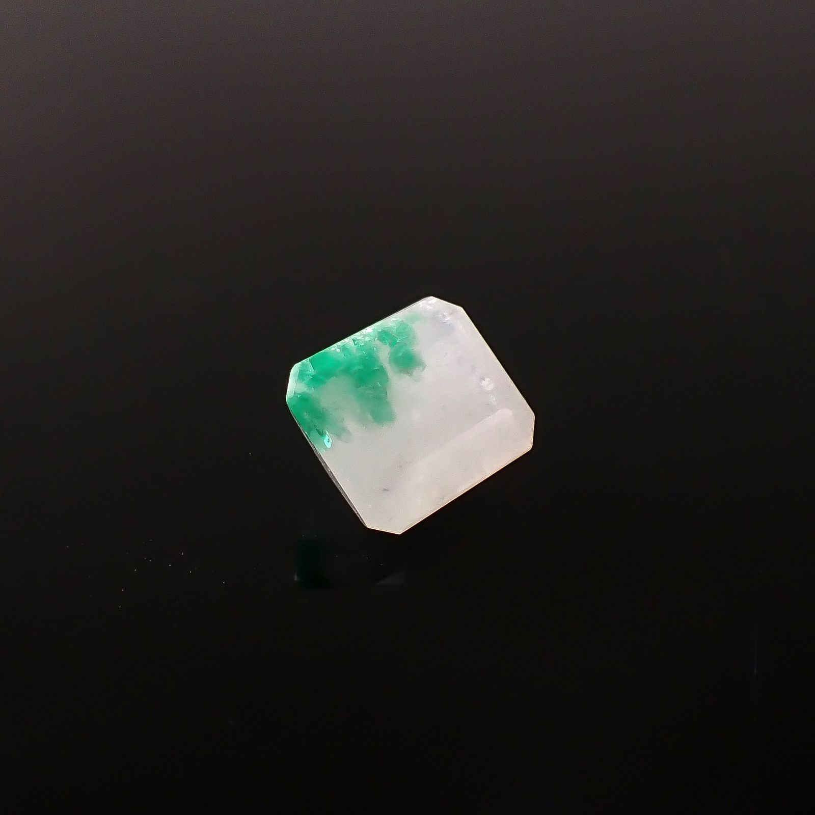 エメラルドインクォーツ パキスタン産 4.37ct / 11.3x9mm前後 [260231652]