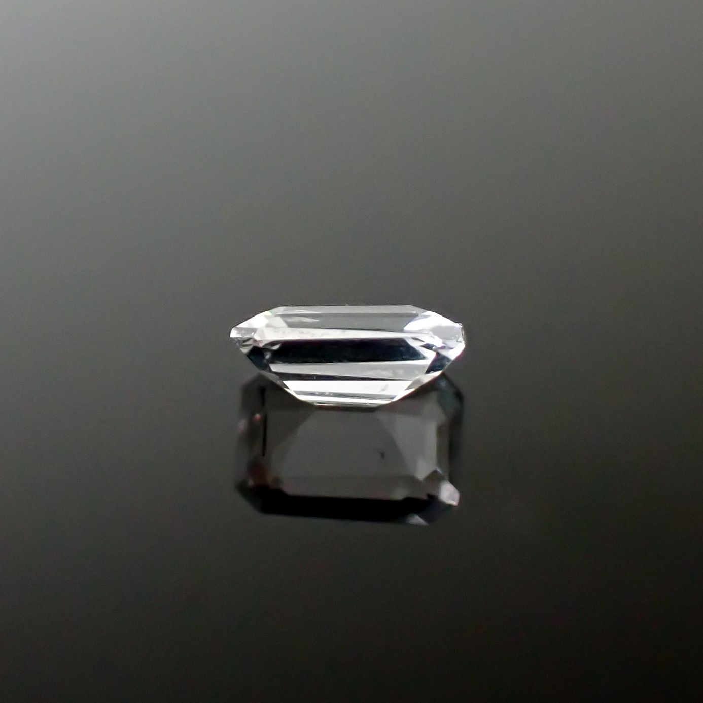 テネブレッセンススキャポライト アフガニスタン産 0.17ct / 4.2x3.1mm前後 [260532257]